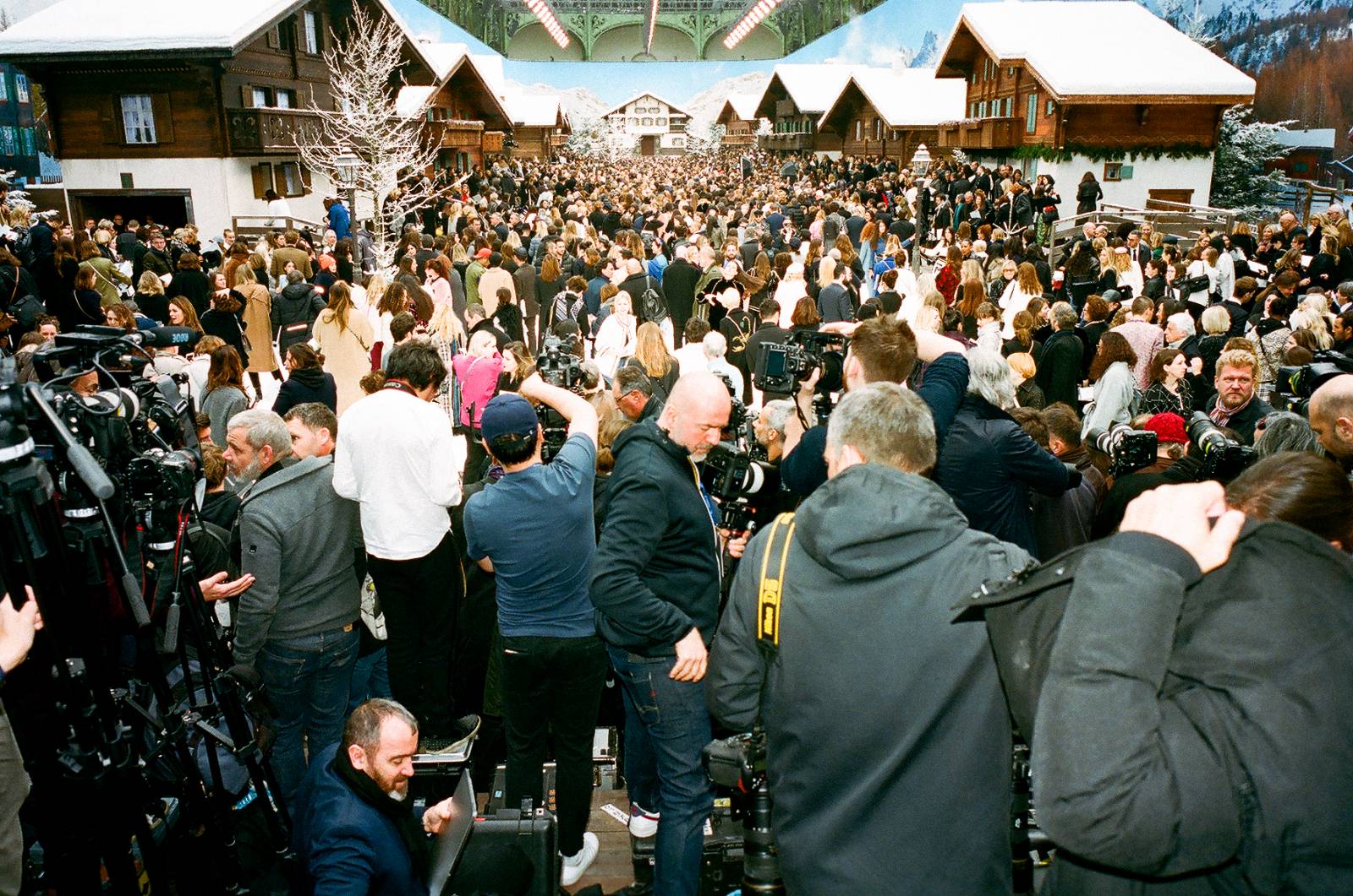 Tłumy fotoreporterów przez pokazem Chanel (fot. Marcin Gąska, Jessica Mercedes Kirschner)
