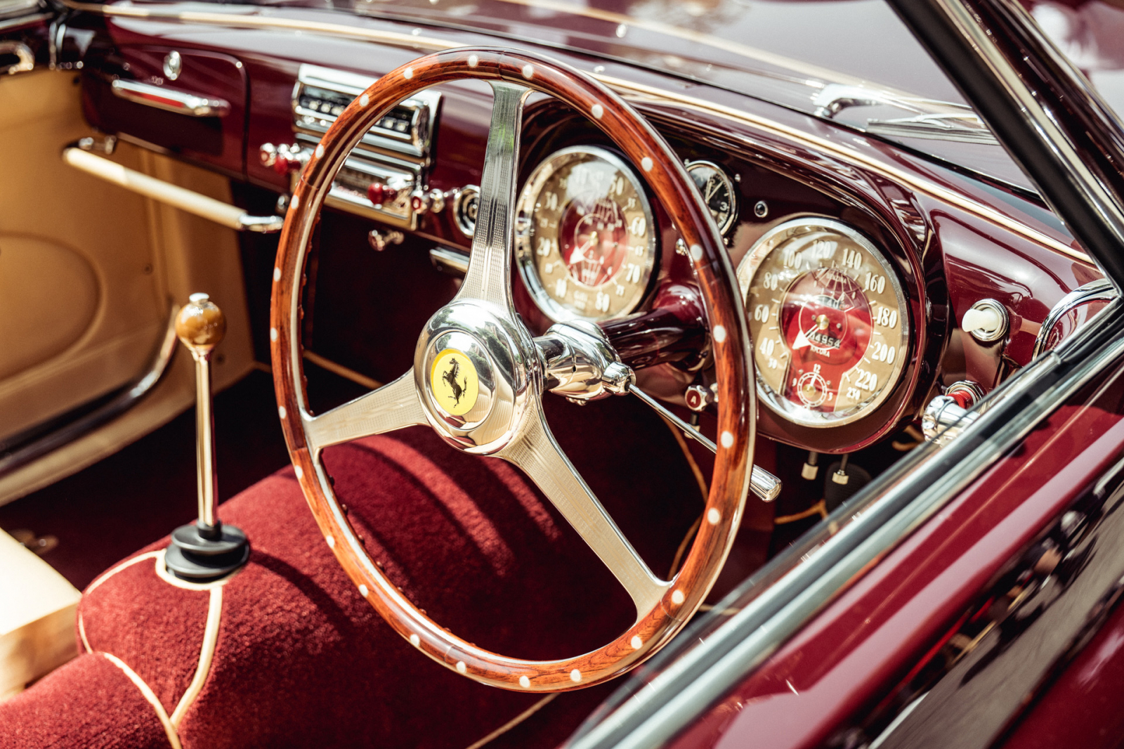 Biżuteryjnie wykonane wnętrze Ferrari 212 Export (1951 r.) z nadwoziem marki Vignale. (Fot. Błażej Żuławski)