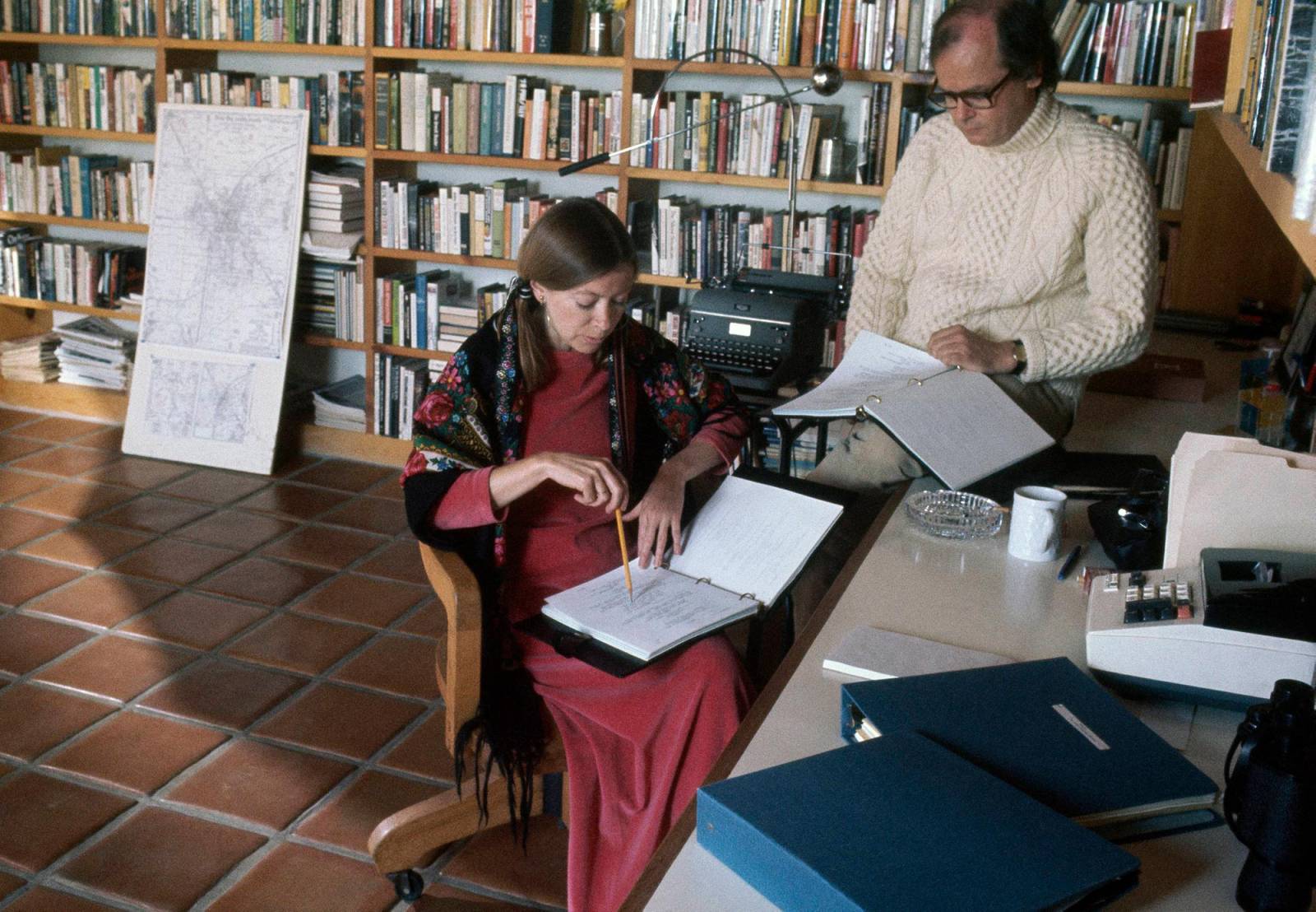 Joan Didion pracuje razem z mężem w domu w Malibu,1972 (Fot. Henry Clarke/Condé Nast via Getty Images)