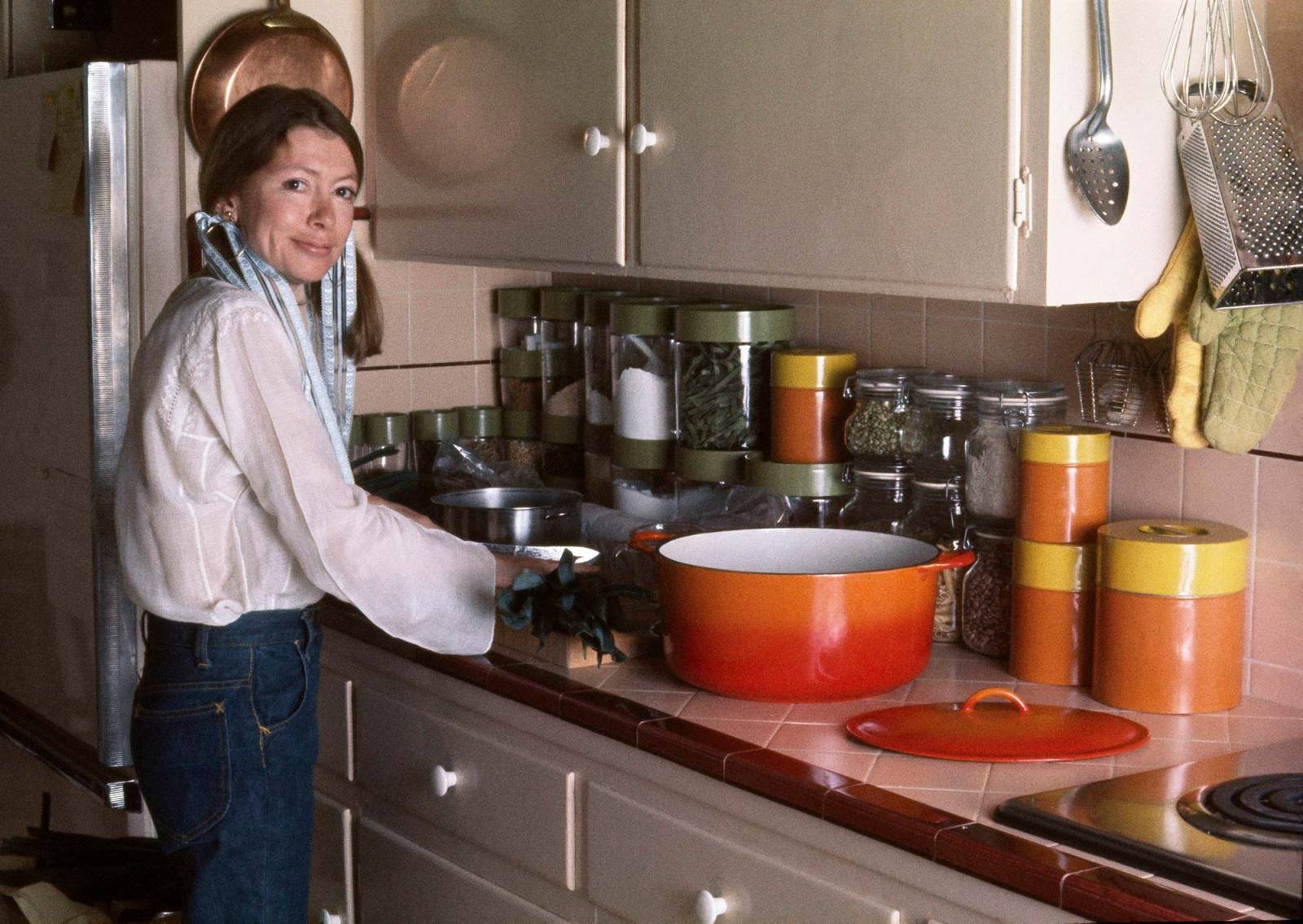 Joan Didion przygotowuje obiad w swojej kuchni, 1972 (Fot. Henry Clarke/Condé Nast via Getty Images)