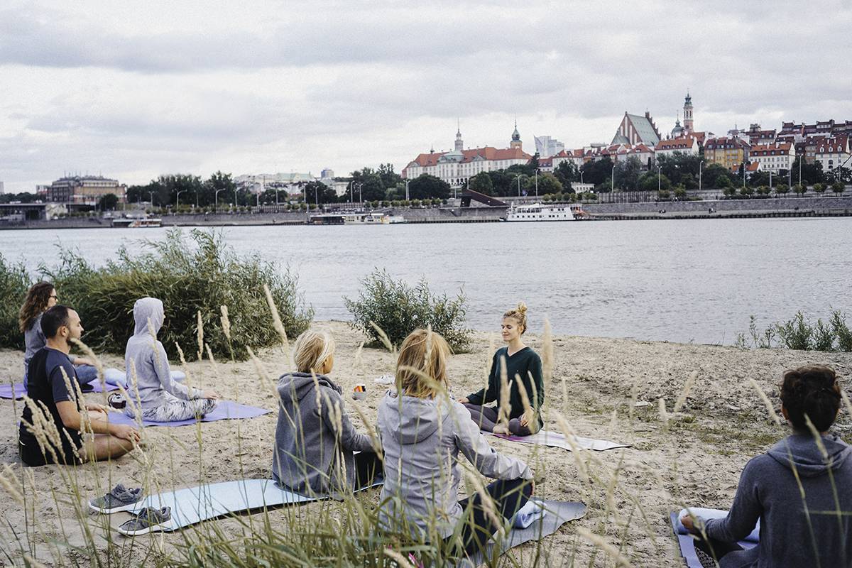 Joga na praskiej plaży