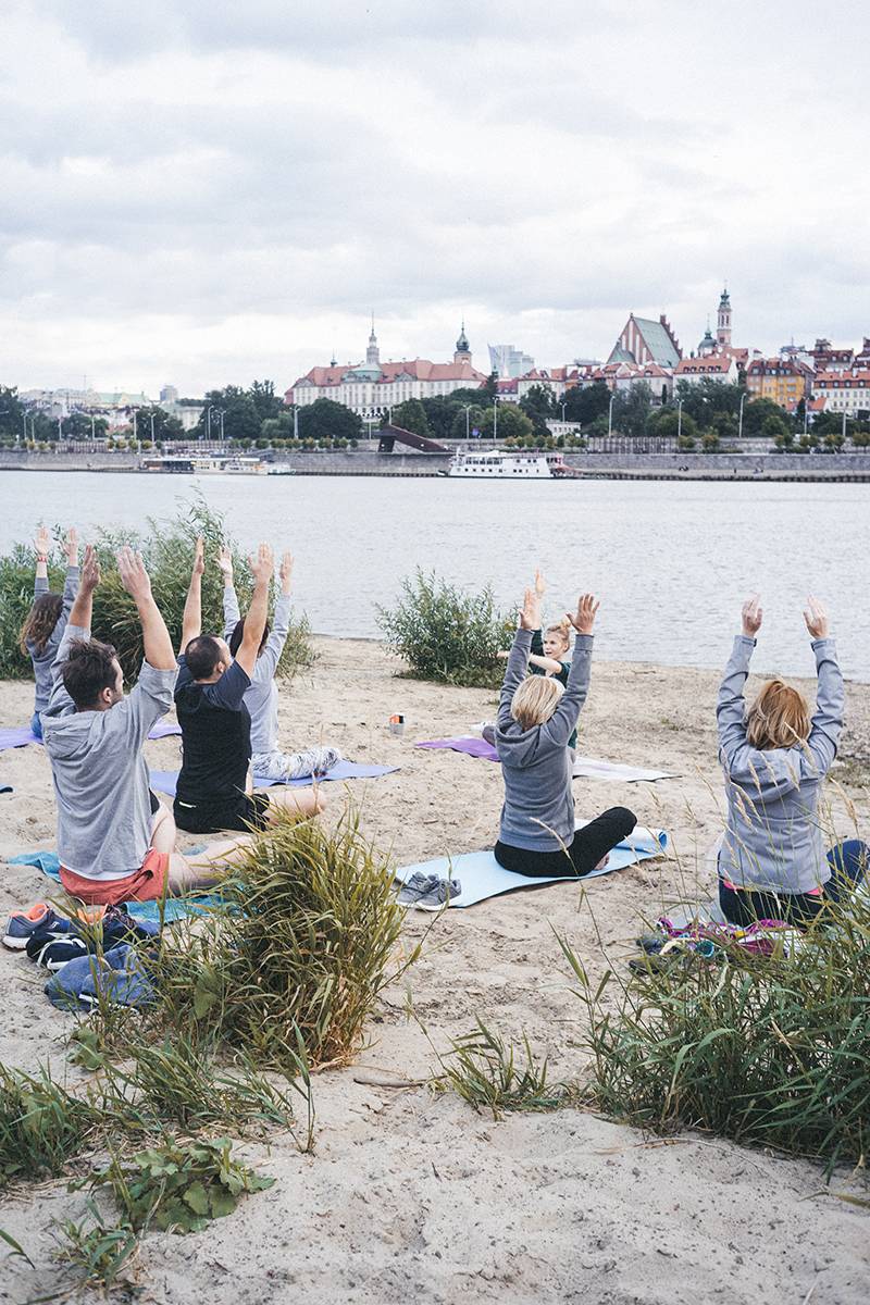 Joga na praskiej plaży