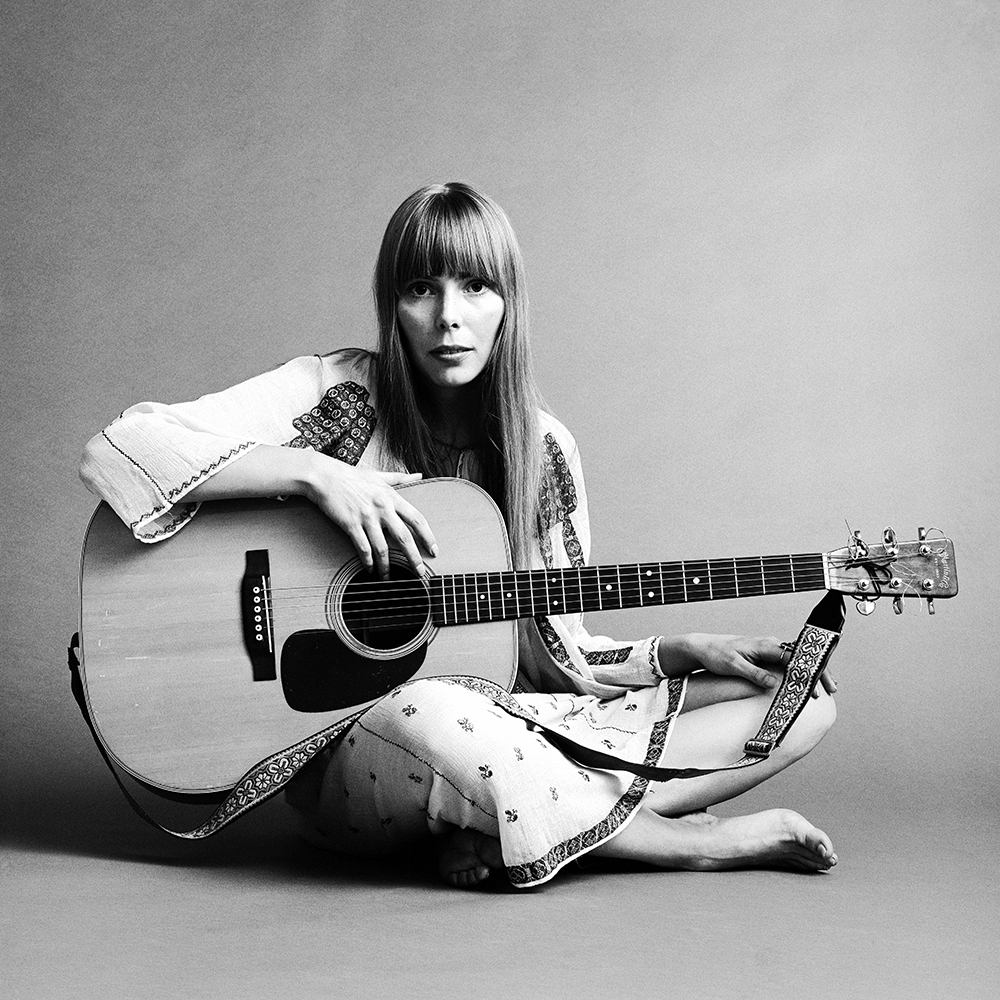 Joni Mitchell w sesji dla amerykańskiego Voguea w 1968 roku (Fot. Jack Robinson/Hulton Archive, Getty Images)