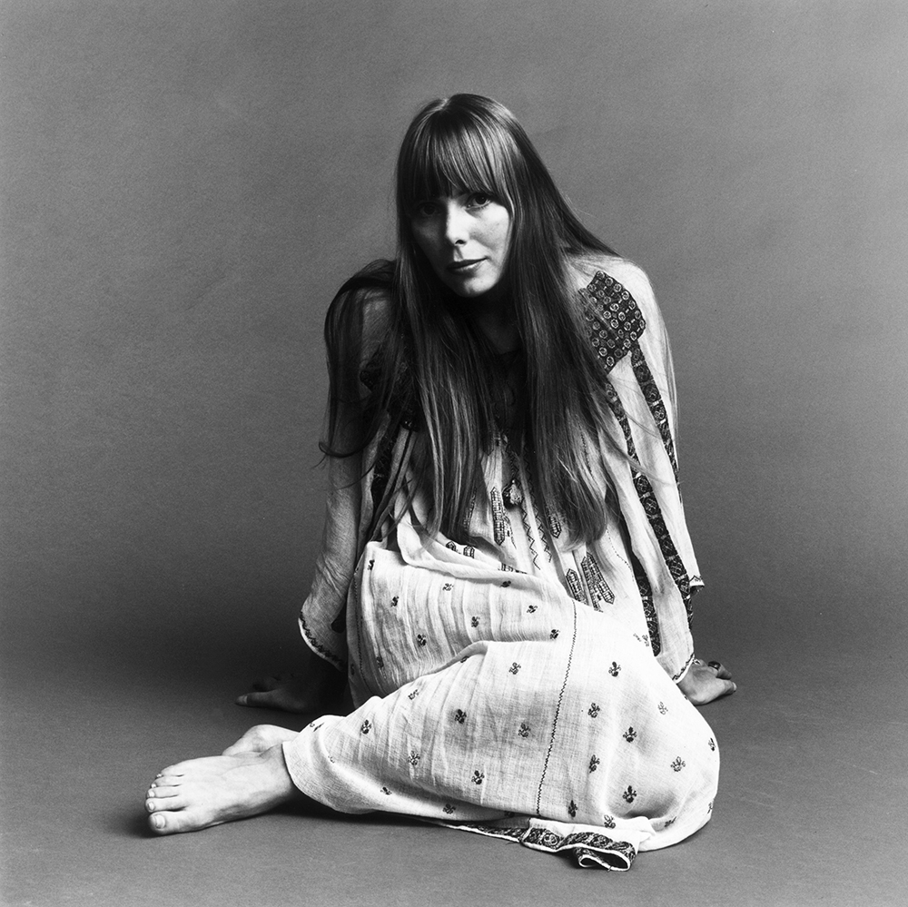 Joni Mitchell w sesji dla amerykańskiego Voguea w 1968 roku (Fot. Jack Robinson/Hulton Archive, Getty Images)