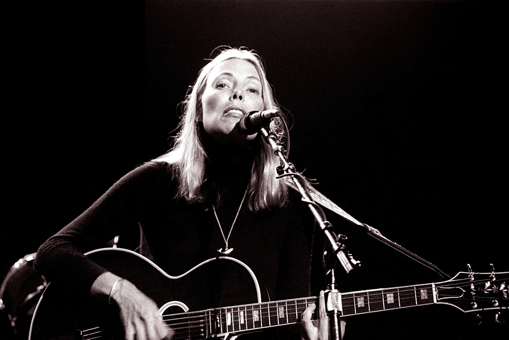 Joni Mitchell podczas koncertu w Sacramento w 1976 roku (Fot. Larry Hulst , Getty Images)