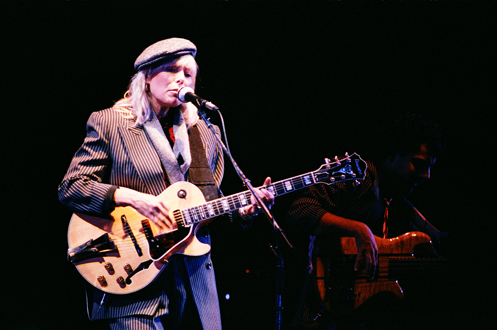 Joni Mitchell podczas koncertu na Wembley Arena w Londynie w 1983 roku (Fot. Peter Still, Getty Images)