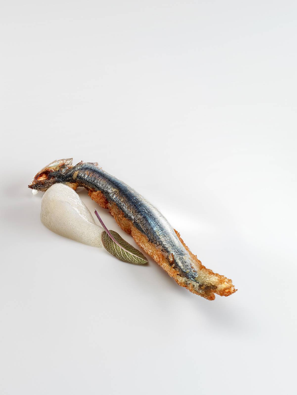 Smażone anchois, krem z owsa i szałwia (Fot.materiały prasowe)