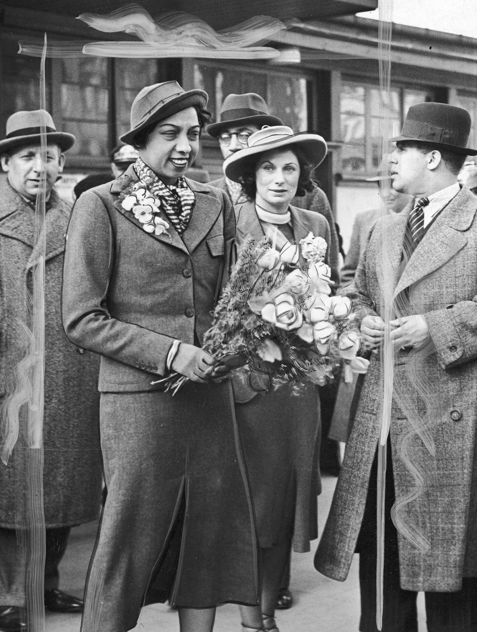 Fot. Powitanie Josephine Baker na dworcu w Warszawie, 1938 (Narodowe Archiwum Cyfrowe)