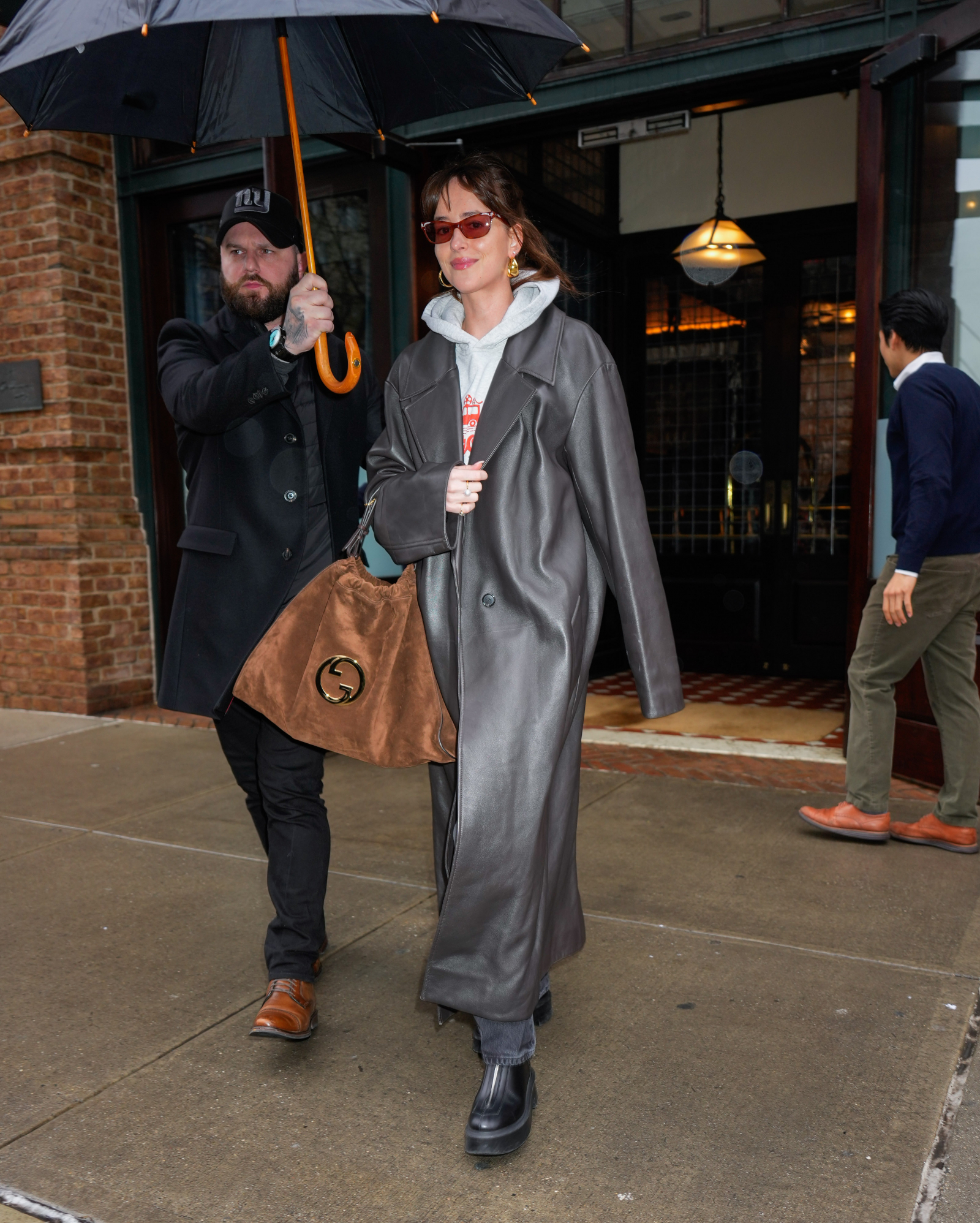 Luźna bluza dresowa i jeansowe spodnie z wysokim stanem to jedna z ulubionych codziennych stylizacji Katie Holmes, Blake Lively i Dakoty Johnson.