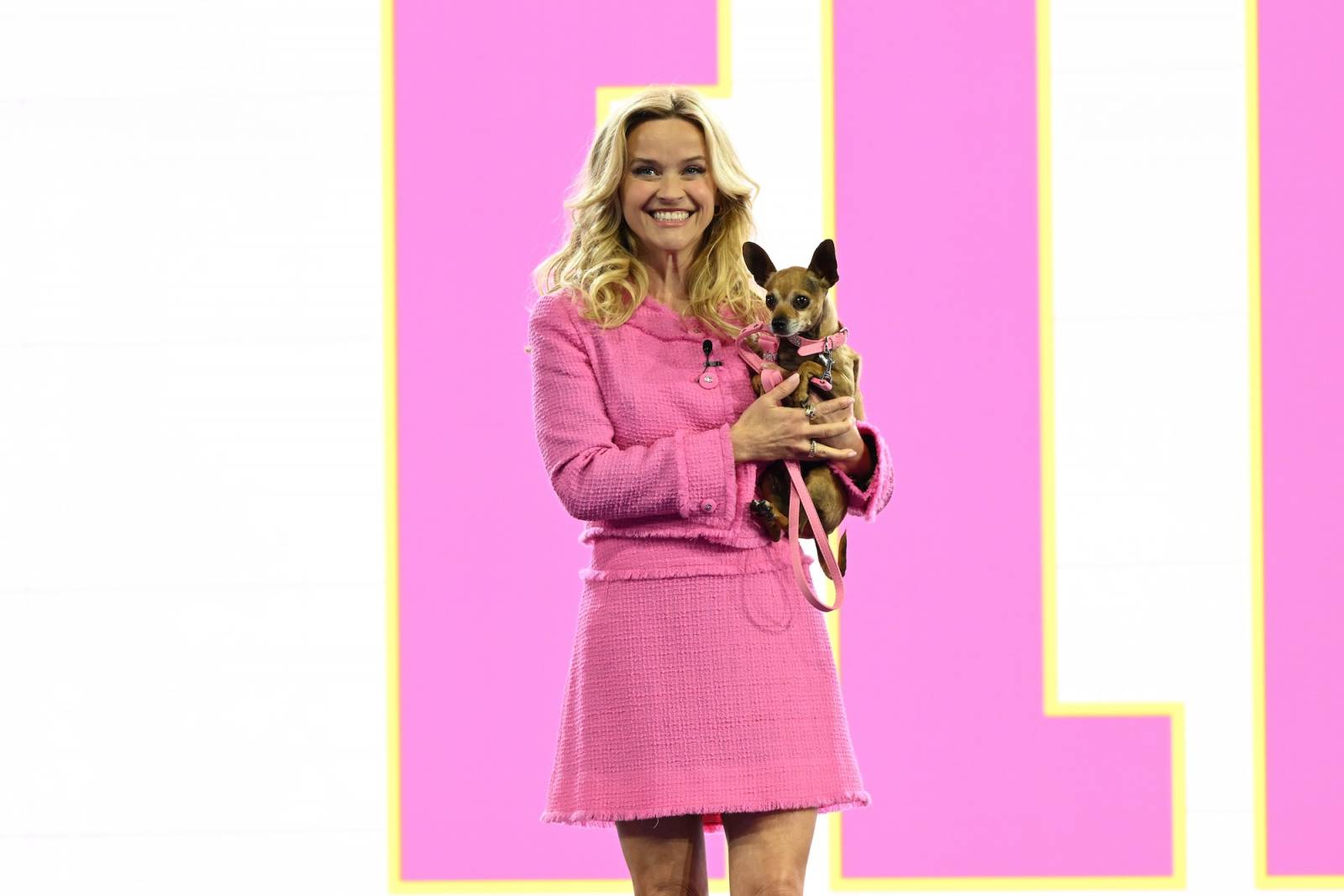 Reese Witherspoon w różowej garsonce godnej Elle Woods