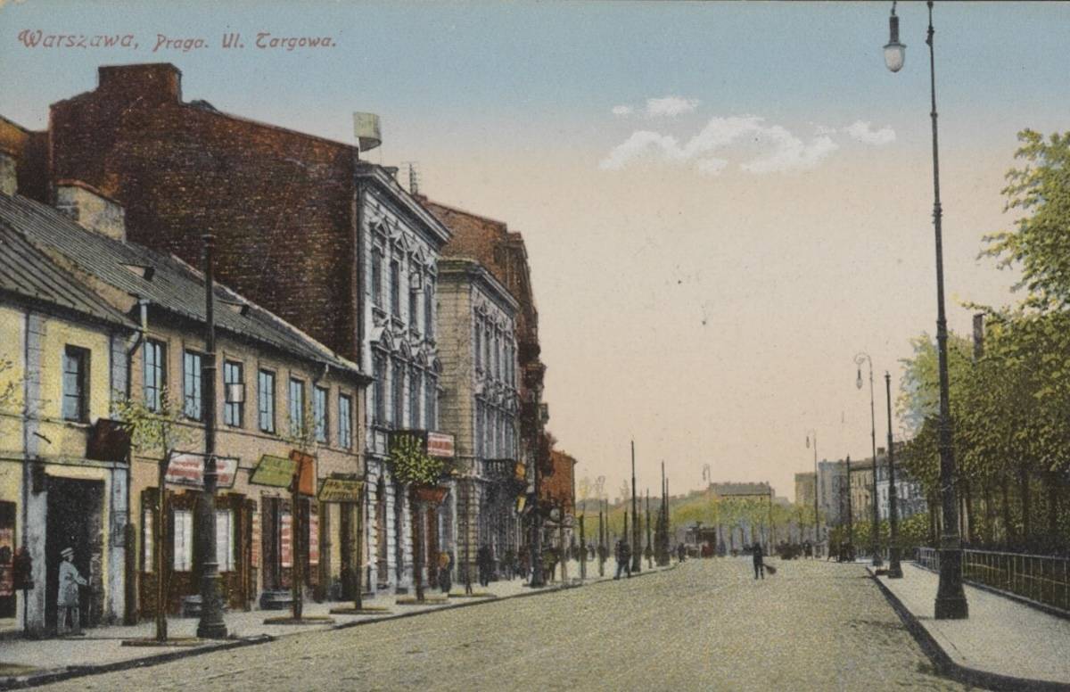 Kamieniczka przy Targowej 58 (pierwsza od lewej), pocztówka z pocz. XX wieku.