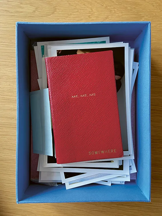 Pudełko ze zdjęciami i notatkami, które Coppola zebrała w trakcie kręcenia filmu „Somewhere: Między miejscami” (2010) (Fot. Sofia Coppola)