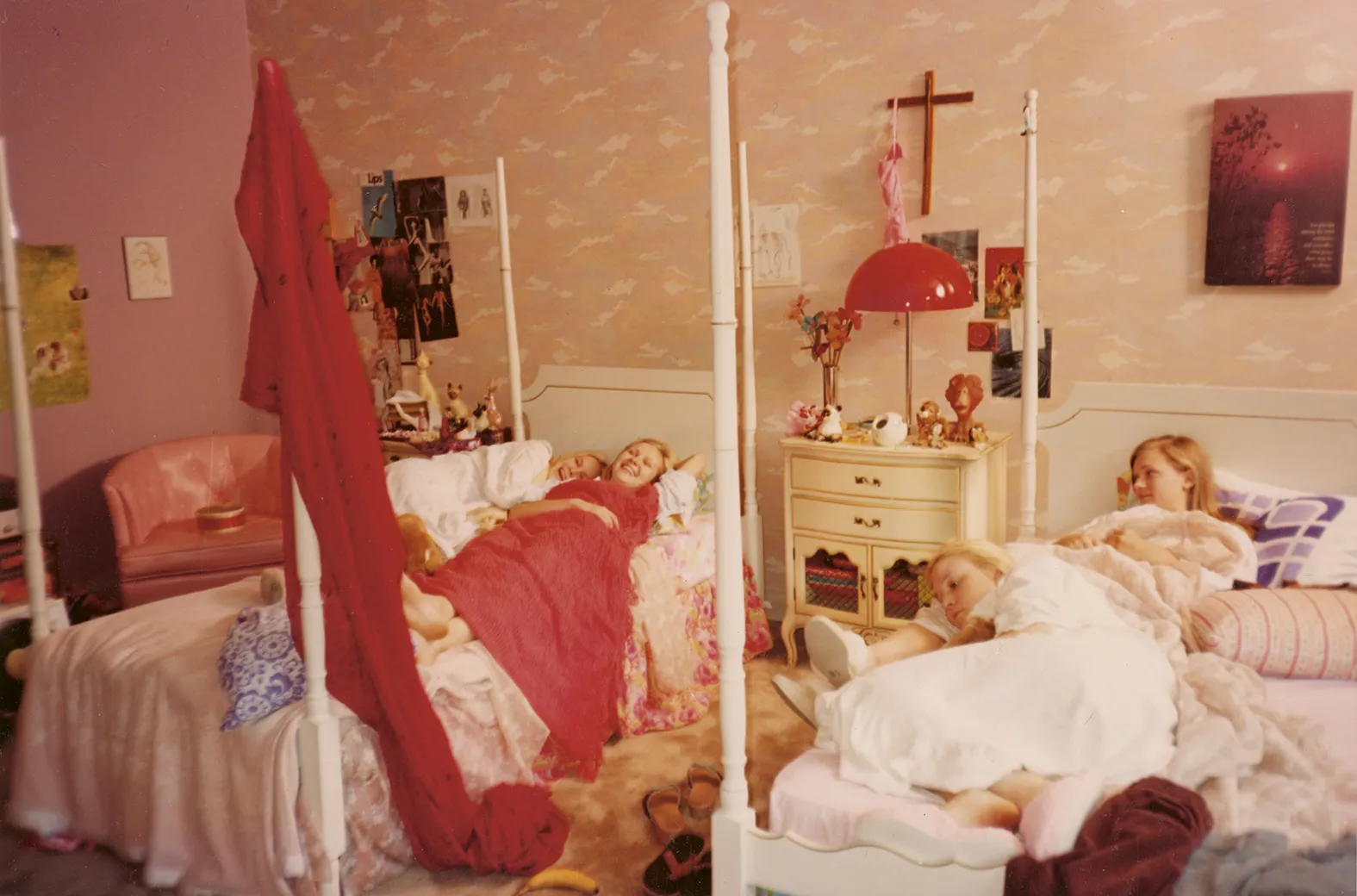 Coppola filmowała aktorów wcielających się w siostry Lisbon w filmie „Przekleństwa niewinności” (1999 r.) leżących godzinami w łóżku: – Przy naszym niewielkim budżecie kończyły nam się taśmy filmowe, ale kręciliśmy dalej, więc dziewczyny naprawdę wyglądały, jakby były w tym domu od zawsze. (Fot. Sofia Coppola)