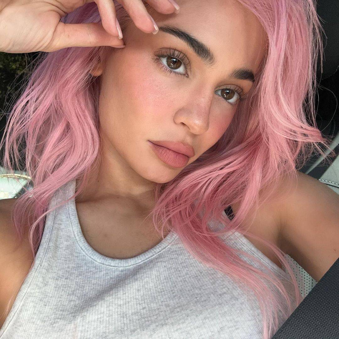 W pastelowym bobie Kylie Jenner lasuje jeden z najważniejszych trendów koloryzacji włosów 2024 roku. (Fot. @kyliejenner / Instagram)