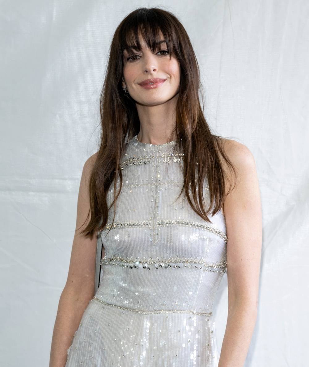 Styl amerykańskiej aktorki Anne Hathaway inspiruje kobiety w każdym wieku. Jej modna stylizacja to świetna alternatywa dla sukni wieczorowej. (Fot. Getty Images)