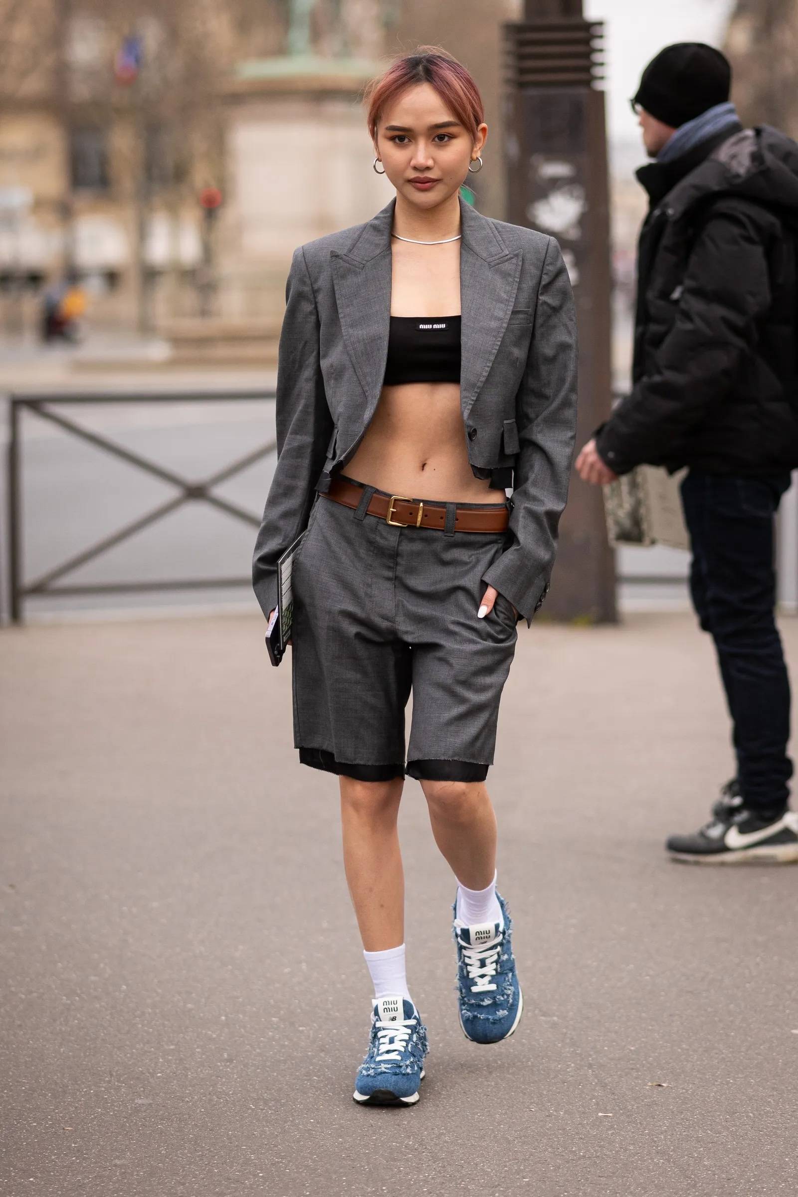 Menedżerki z pokolenia Z kontrastują oficjalny ton eleganckich bermudów ze sportowym stylem sneakersów. (Fot. Getty Images)