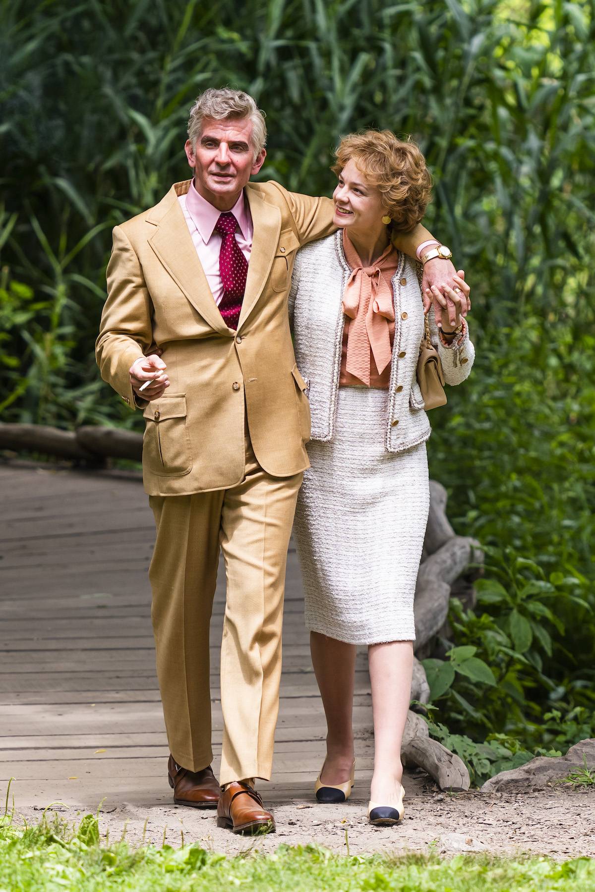 Bradley Cooper spaceruje na planie filmu Maestro w towarzystwie Carey Mulligan. Duet wcielił się w role legendarnego kompozytora Leonarda Bernsteina i jego żony, aktorki Felicii Montealegre. (Fot. Getty Images)