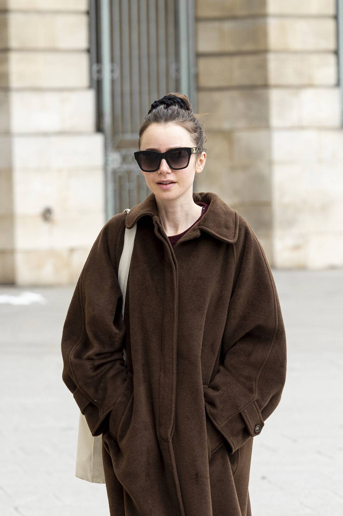 Na spacer po Paryżu Lily Collins wybrała sportowe buty damskie od marki Salomon. (Fot. East News)