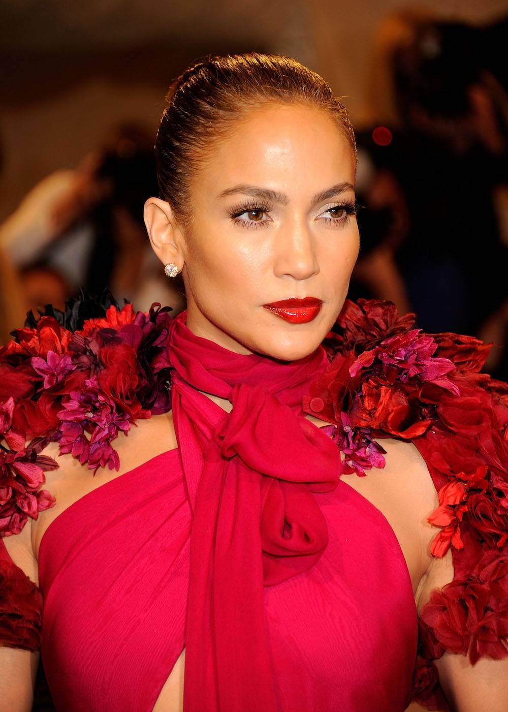 Wizażysta Jennifer Lopez wielokrotnie zwracał uwagę na znaczenie technik konturowania, podkreślających jej kości policzkowe. To klucz do przepięknego makijażu gwiazdy. (Fot. Getty Images)