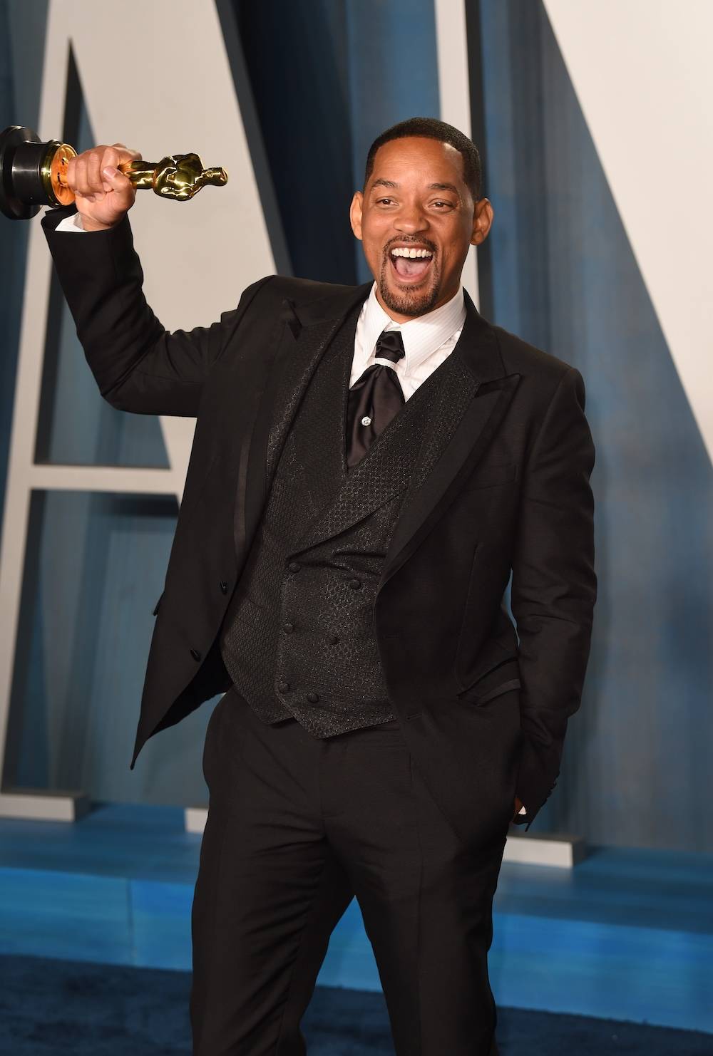 Odbierając Oscara, Will Smith nie odniósł się do faktu, że zaledwie chwilę wcześniej na tej samej scenie spoliczkował prowadzącego. (Fot. Getty Images)