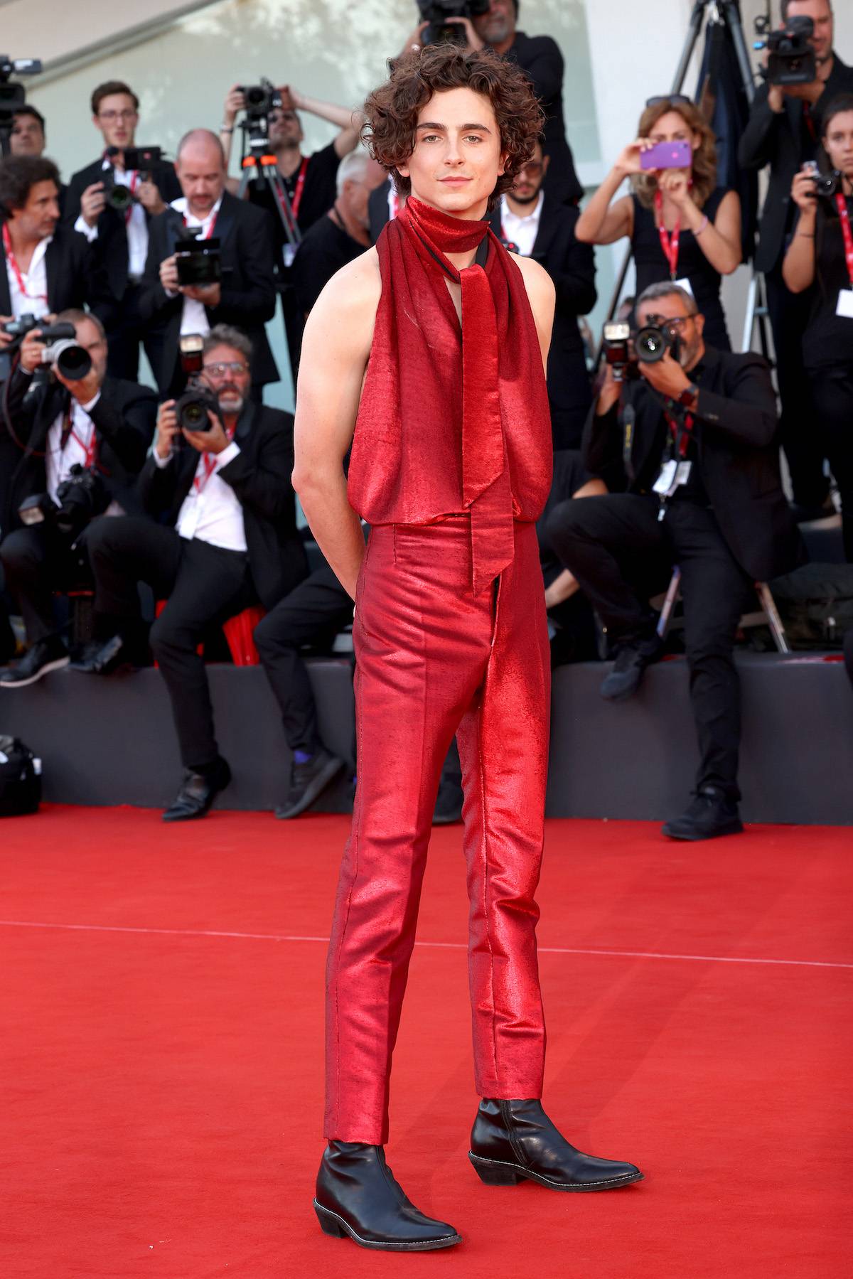 Styl Timothée Chalameta to mieszanka ponadczasowej elegancji ze szczyptą francuskiej nonszalancji. Jego świeże podejście do mody inspiruje nowe pokolenie do eksperymentów. (Fot. Getty Images)