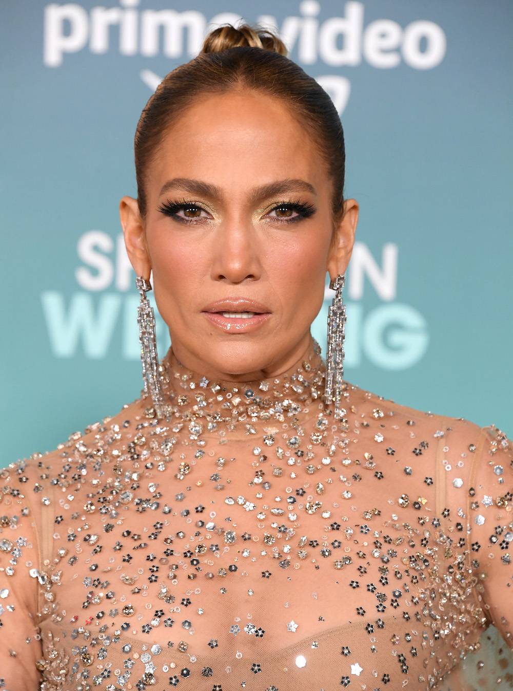 Do stworzenia swojego naturalnego makijażu Jennifer Lopez stosuje kosmetyki autorskiej marki, JLO Beauty. Wśród jej bestsellerów znajdziemy błyszczyki nude, a także korektory i brązery. (Fot. Getty Images)