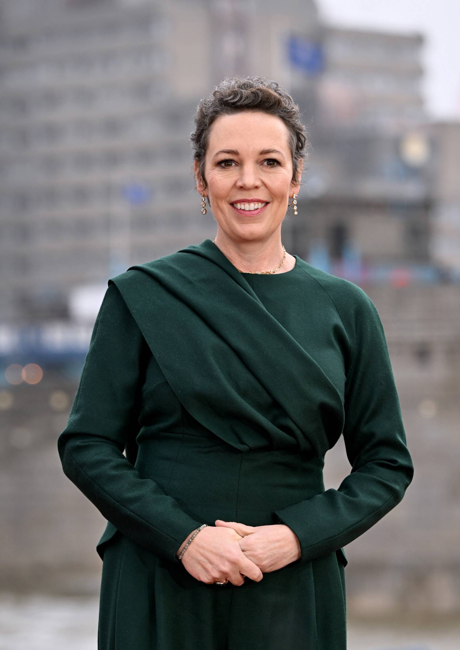 Olivia Colman nosiła srebrne pasemka jako królowa Elżbieta II w „The Crown”. Teraz aktorka zadebiutowała w siwej fryzurze także poza ekranem. (Fot. Getty Images)