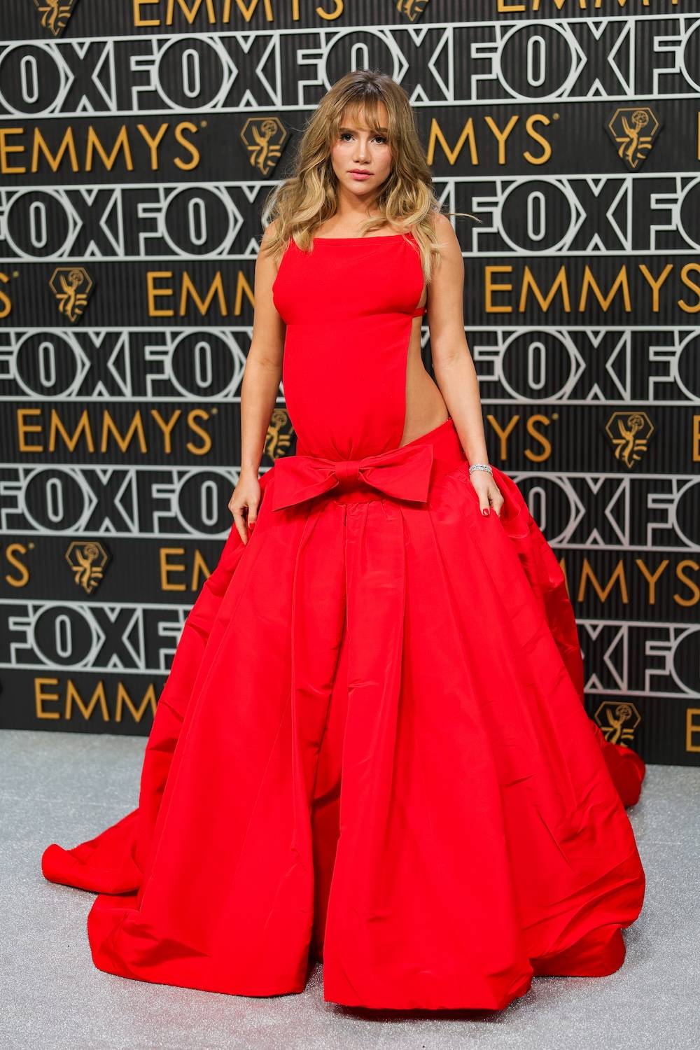 Suki Waterhouse pokazała brzuszek na gali Emmy. Aktorka wyglądała zjawiskowo w czerwonej sukni Valentino eksponującej ciążowe krągłości. (Fot. Getty Images)