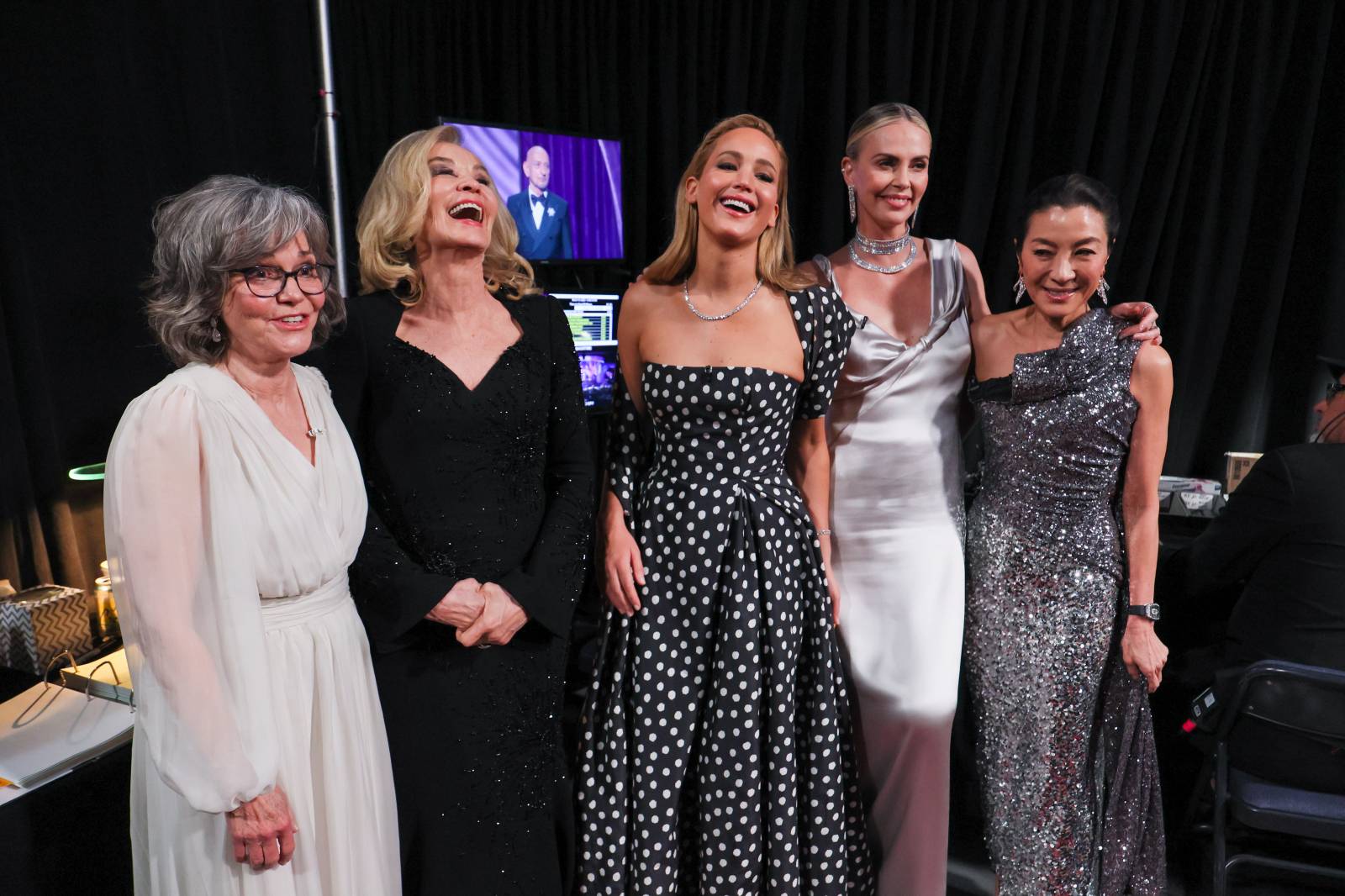 Od lewej: Sally Field, Jessica Lange, Jennifer Lawrence, Charlize Theron i Michelle Yeoh na ceremonii wręczenia Oscarów 2024. (Fot. Getty Images)