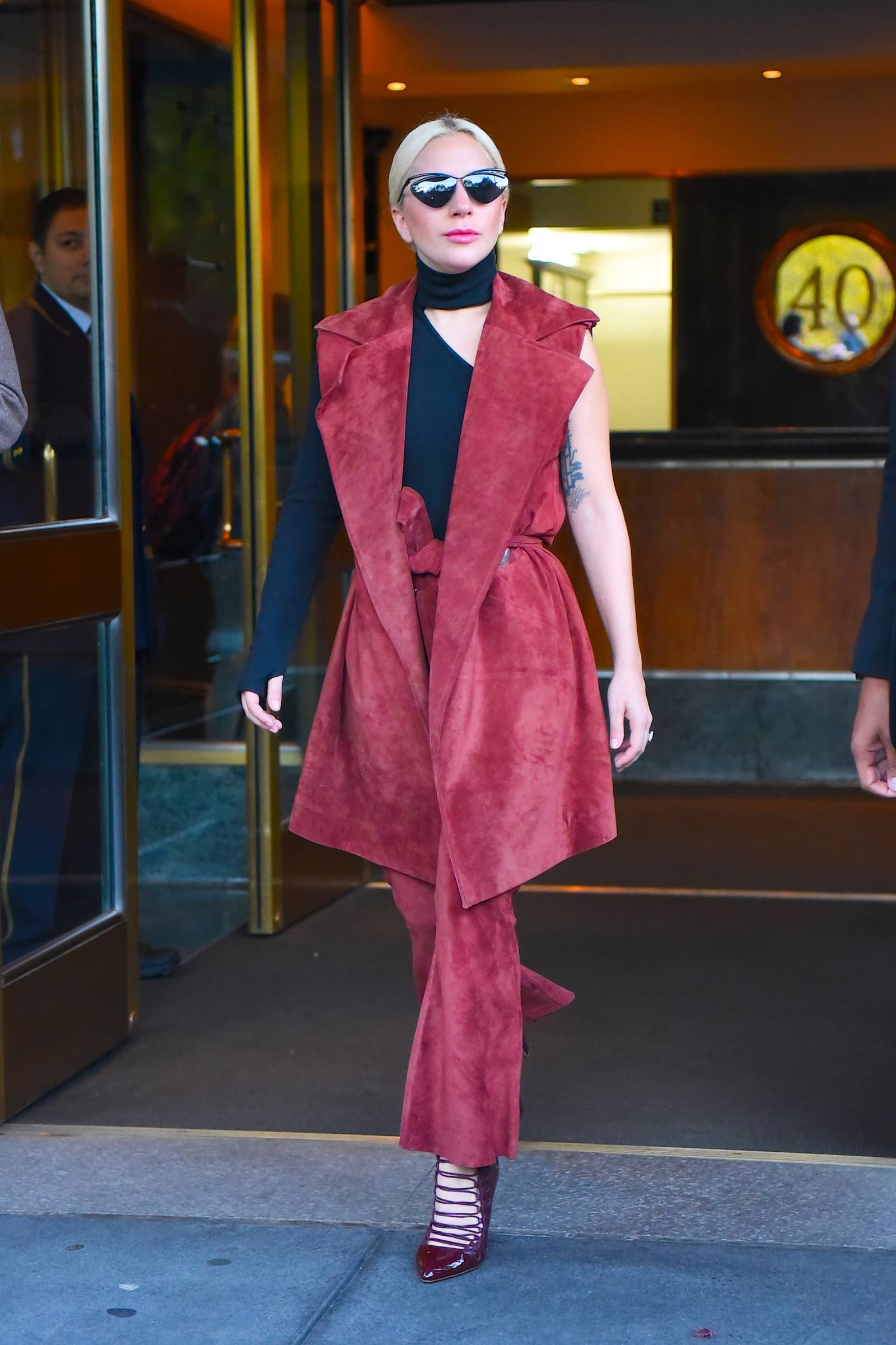 Jennifer Aniston, Lady Gaga, Jennifer Lopez i wiele innych gwiazd należało do grona fanek lustrzanych okularów pilotek, które wybrała Heidi Klum. (Fot. Getty Images)