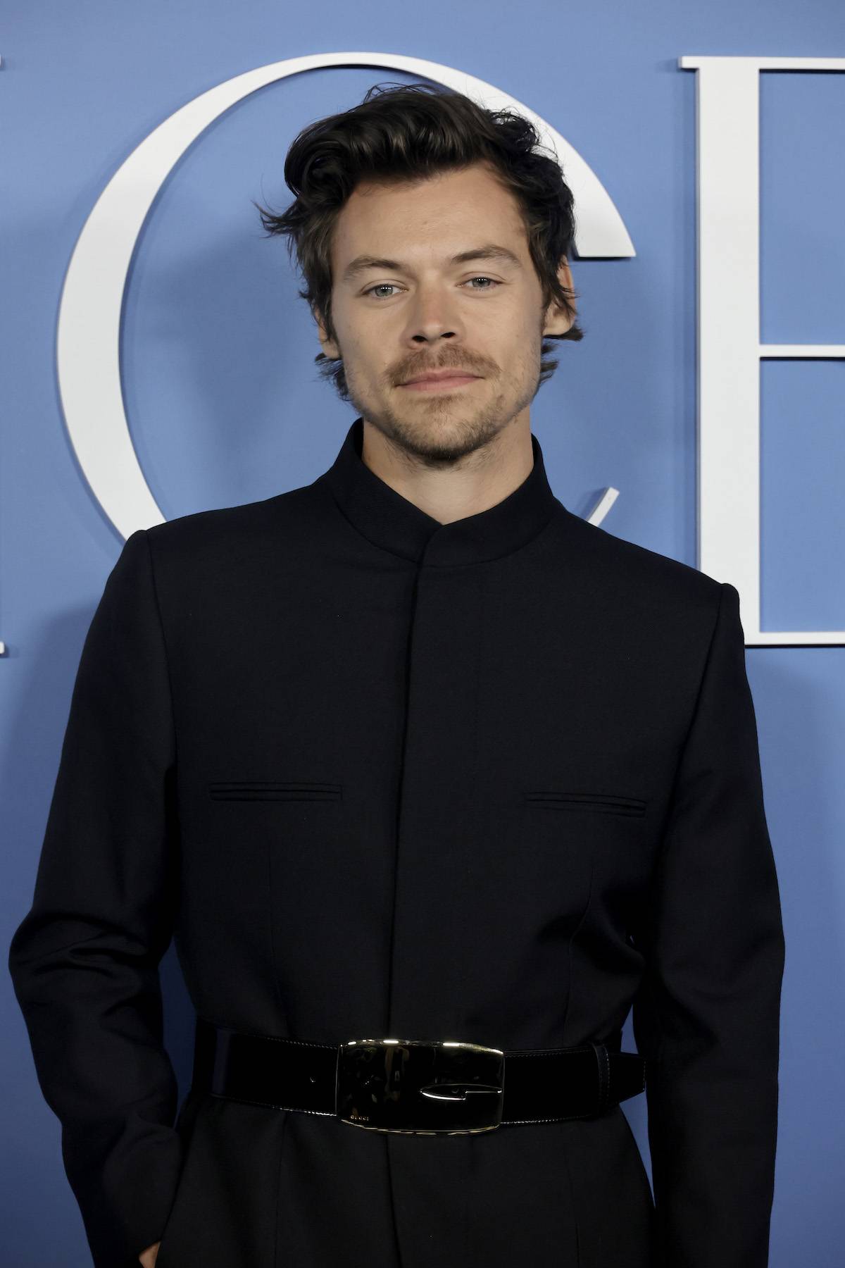 Harry Styles zgolił głowę, zamieniając bujne loki na modnego buzz cuta. Zmiana wizerunku podzieliła fanów. (Fot. Getty Images)