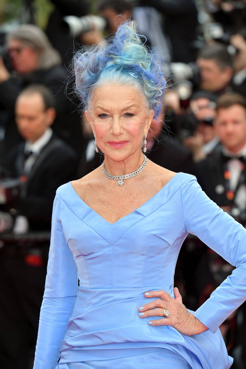 W maju Helen Mirren zaskoczyła w Cannes niezwykłą metamorfozą. Brytyjska aktorka zmieniła srebrzyste włosy na niebieskie loki upięte w nonszalanckiego koka. W niebieskich włosach Helen Mirren wyglądała jak superbohaterka. (Fot. Getty Images)