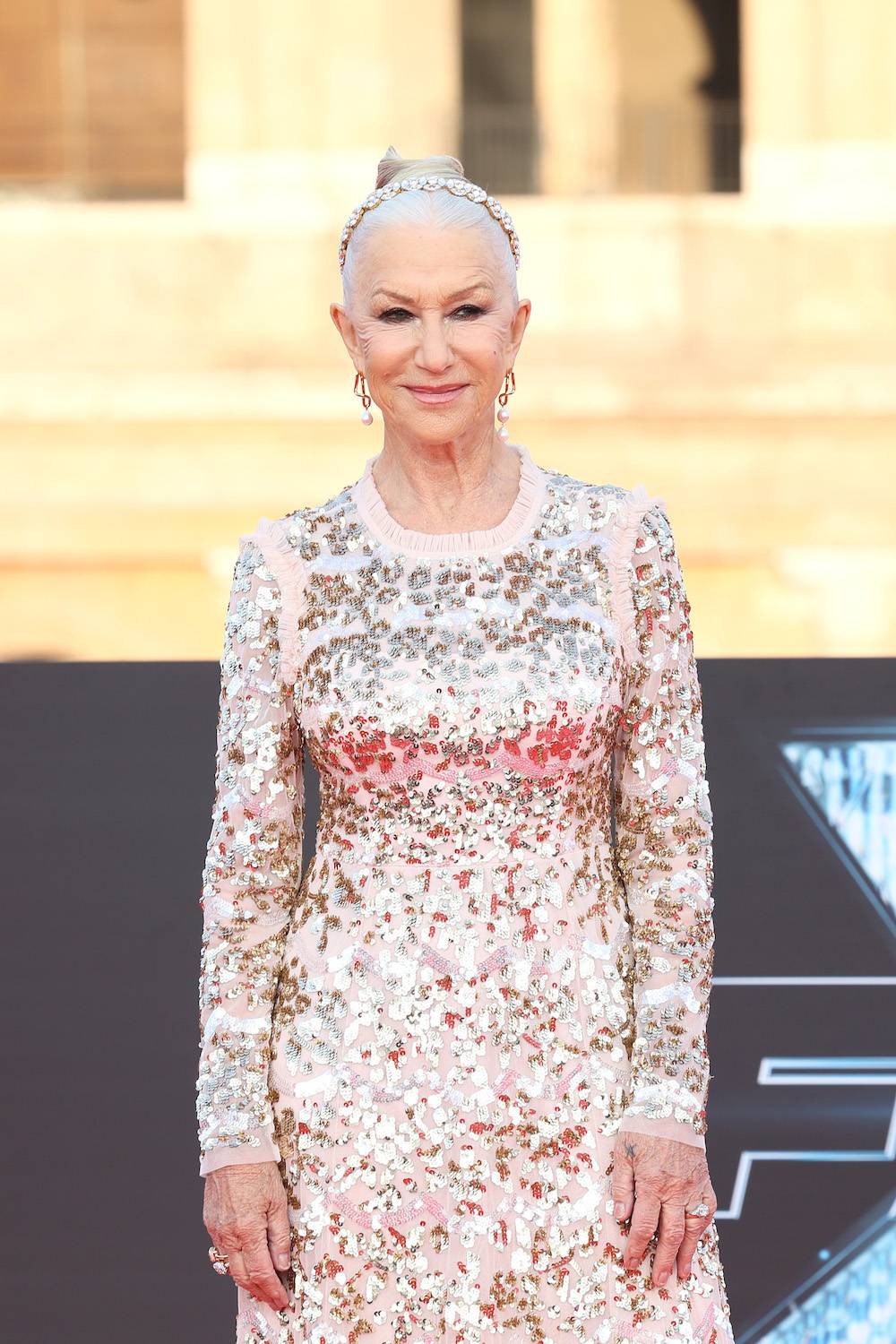 Nową fryzurę Helen Mirren pokochają kobiety w każdym wieku. Aktorka ścięła naturalne pasma na wysokości ramion. Jej gładki bob będzie hitem tej jesieni. (Fot. Getty Images)