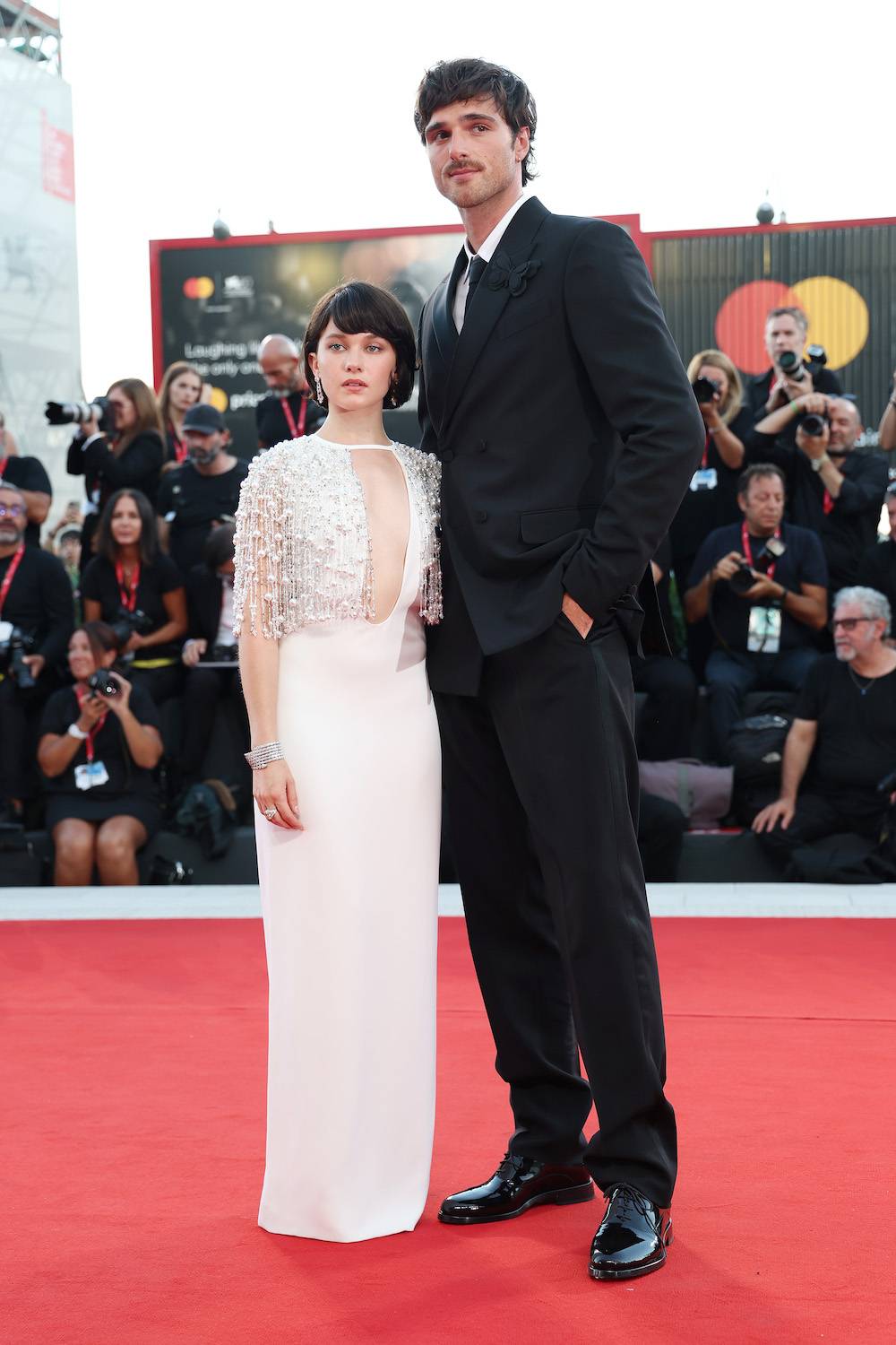 Jacob Elordi i Cailee Spaeny pozują razem podczas weneckiej premiery „Priscilli”, nowego filmu Sofii Coppoli. Różnica wzrostu między aktorami – odtwórców głównych ról dzieli ponad 40 centymetrów – wywołała w sieci dyskusję, w której internatuci dzielili się własnymi doświadczeniami. (Fot. Getty Images)
