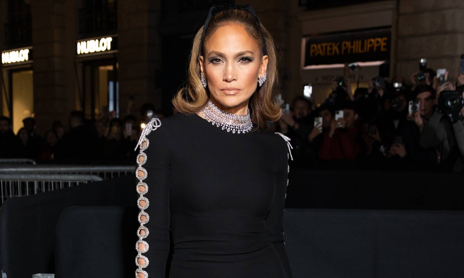 Jennifer Lopez uwielbia jeansy baggy z wysokim stanem noszone do klasycznego, białego T-shirtu. To jej off-duty look na każdy sezon. (Fot. Getty Images)