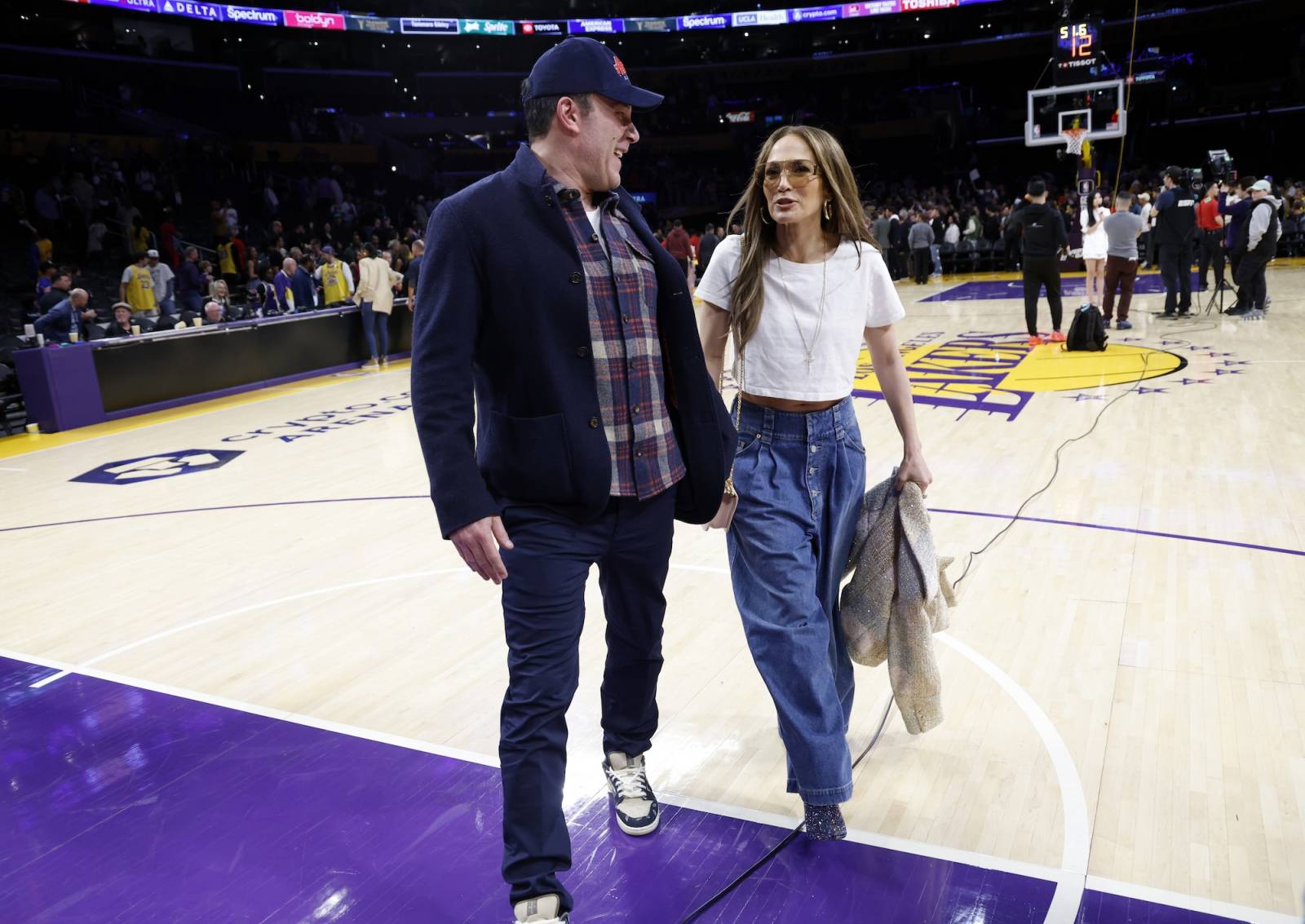 Jennifer Lopez w stylizacji w duchu rich mom energy na meczu Los Angeles Lakers w Crypto.com Arena, 19 marca 2024. (Fot. Getty Images)