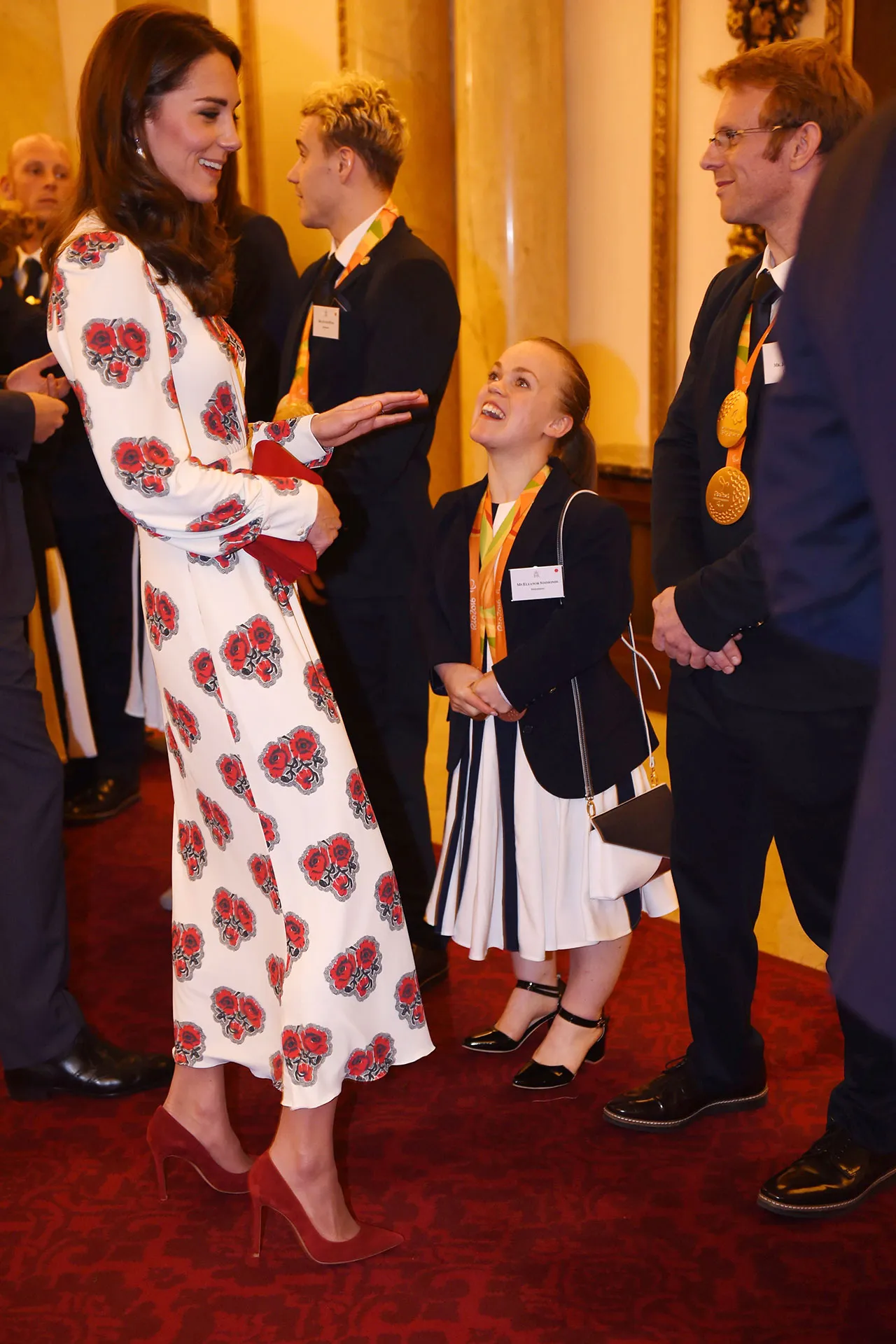 Tego samego roku w pałacu Buckingham w mistrzowskim połączeniu projektów McQueena i Miu Miu.  (Fot. Getty Images)