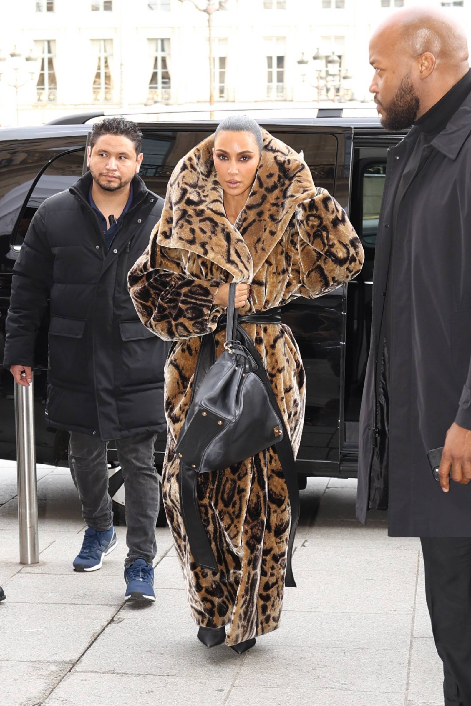 Po pokazie sukienka Kim Kardashian ustąpiła miejsca ciepłym faux furs i torebce Rodeo od Balenciagi. (Fot. Getty Images)