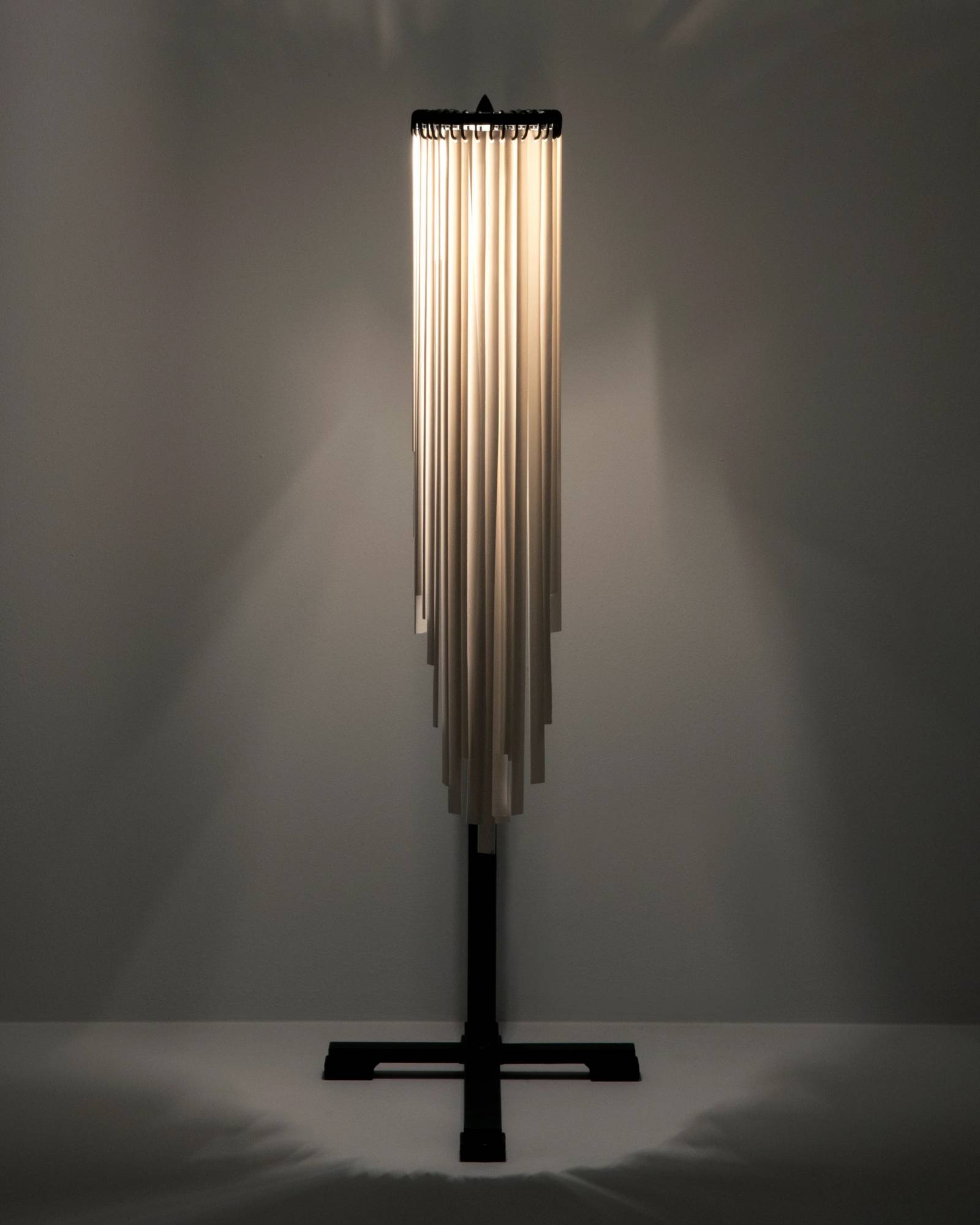 Lampka dekoracyjna projektu Ann Demeulemeester dla marki Serax to wymarzona dekoracja do salonu (Fot. materiały prasowe)