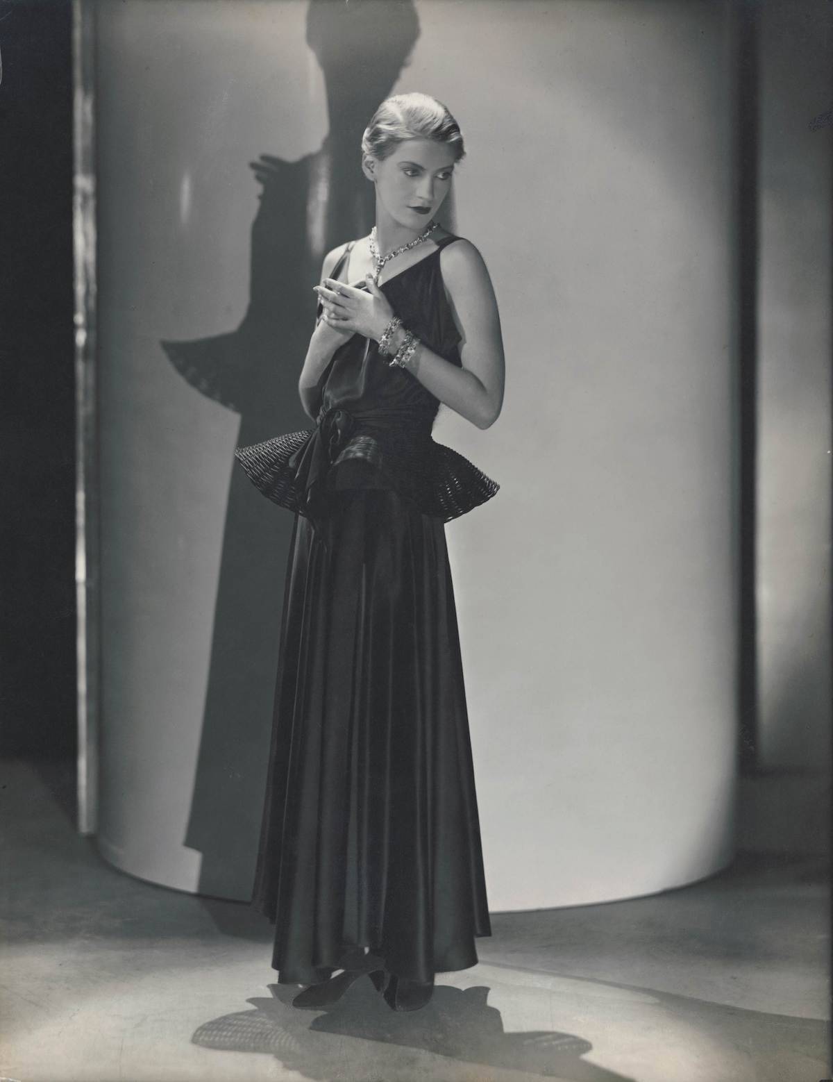 Lee Miller w sukni Jeanne Lanvin na łamach „Vogue’a” w 1931 roku (Fot. George Hoyningen-Huene/Condé Nast via Getty Images)