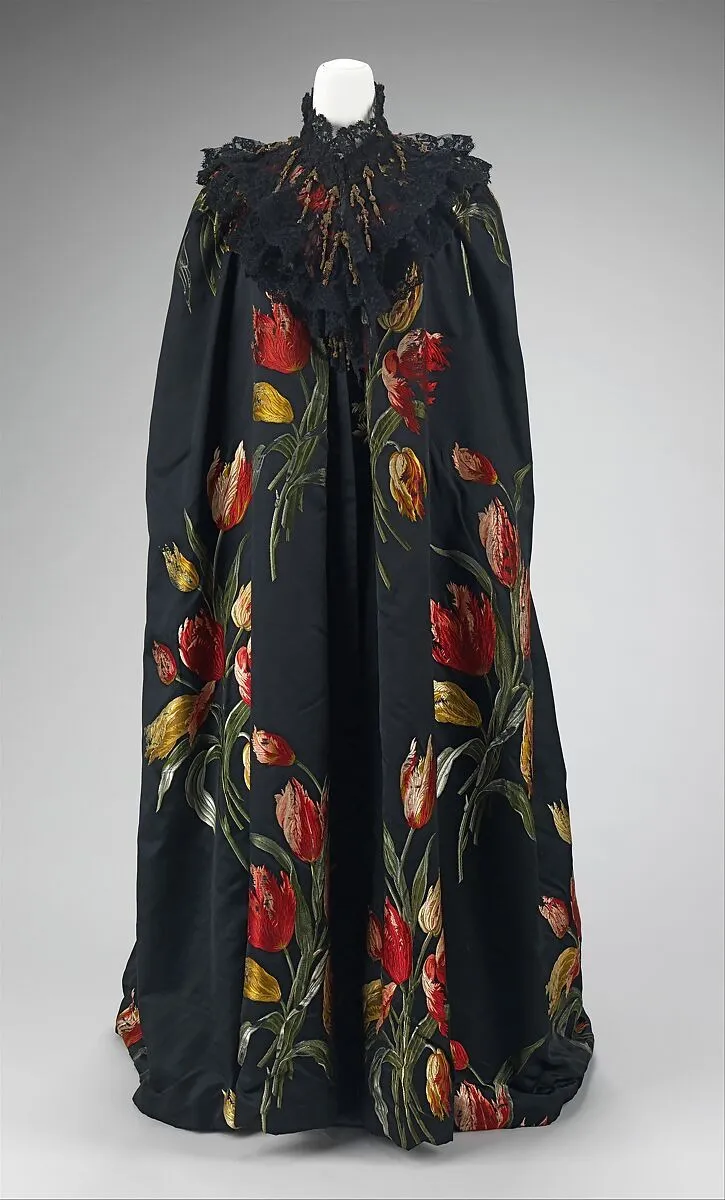 Czarny płaszcz wieczorowy autorstwa Charlesa Fredericka Wortha z 1889 roku. (Fot. Metropolitan Museum of Art)