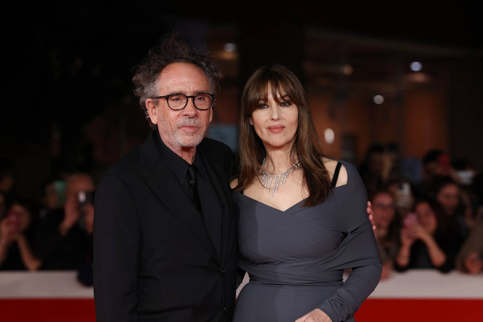 Amerykański reżyser Tim Burton i włoska aktorka Monica Bellucci potwierdzili swój związek w czerwcu 2023 roku. Jesienią jako para zadebiutowali na czerwonym dywanie (Fot. Getty Images)