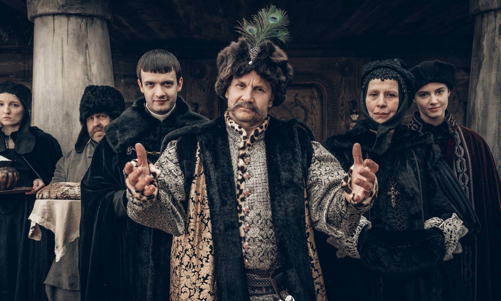 „1670” to nowy polski serial, który stał się natychmiastowym przebojem platformy streamingowej. Produkcja Netflixa to mockumentary o szlacheckiej rodzinie Jana Pawła. (Fot. materiały prasowe)