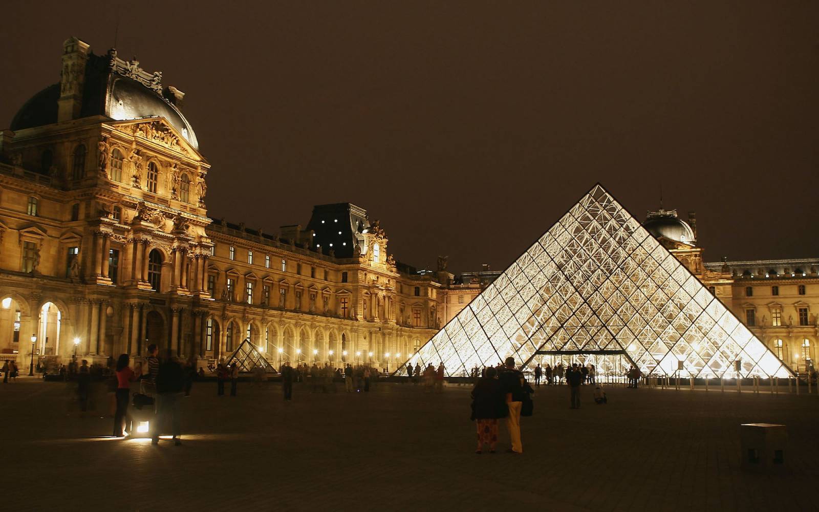 Piramida w Luwrze, Paryż nocą