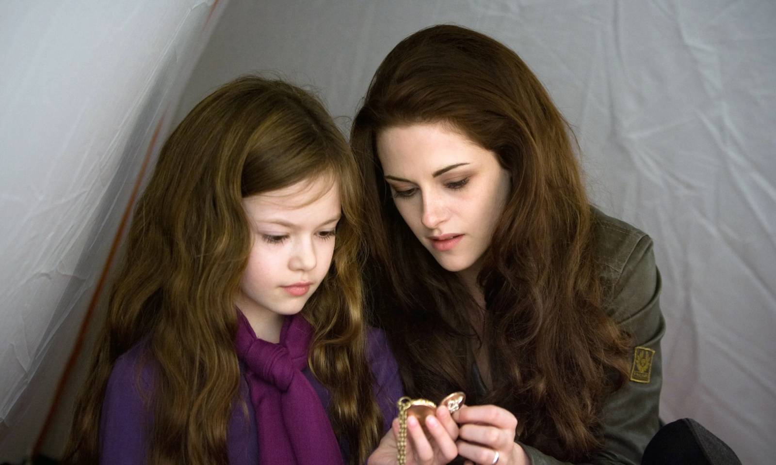W filmie „Przed świtem. Część 2” Bella zostaje wampirem i... mamą małej Renesmee. Dziecko Belli jest jednak w niebezpieczeństwie. Wpływowy ród Volturi wypowiada rodzinie Cullenów wojnę, do której muszą się przygotować. (Fot. materiały prasowe)