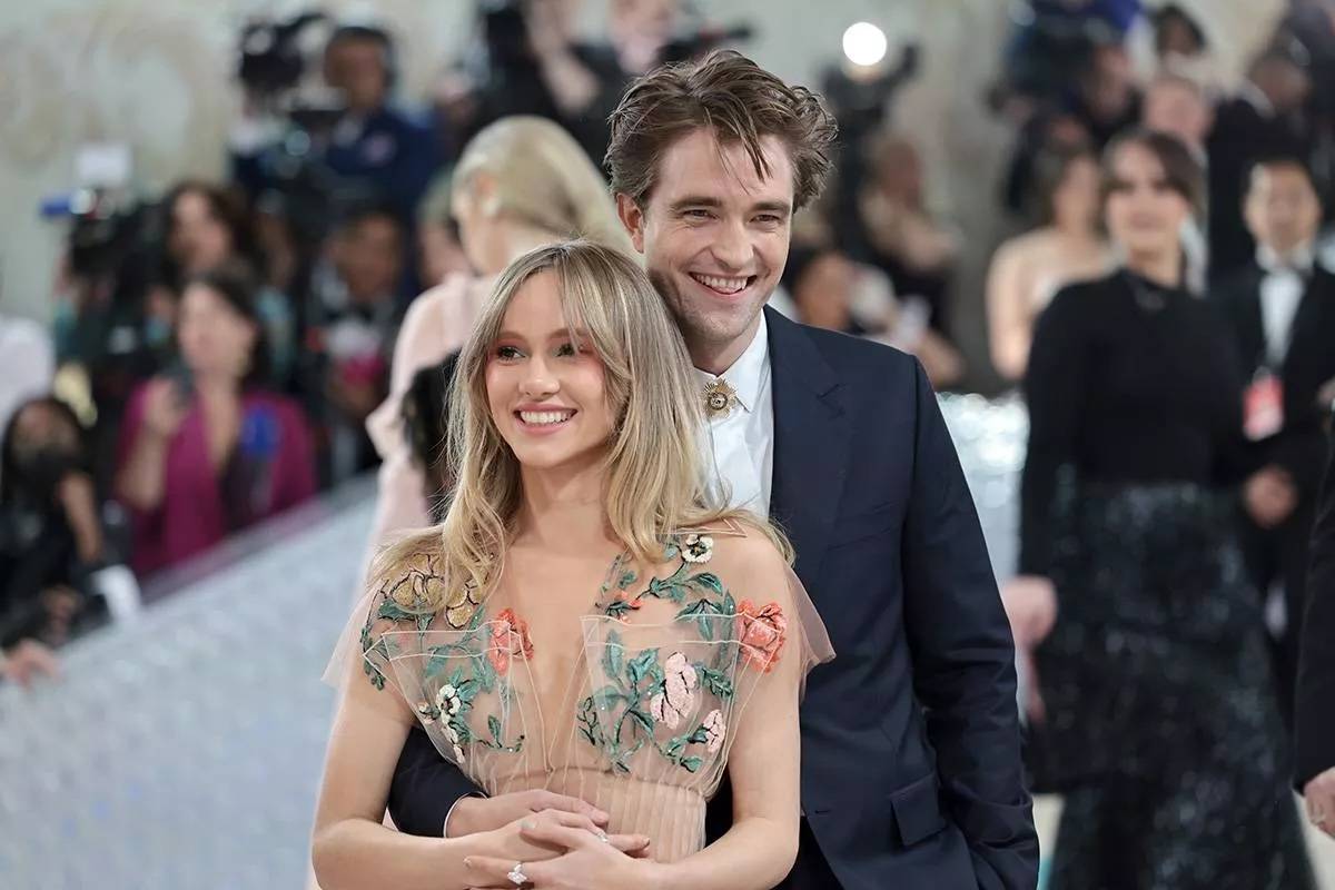 O tym, że Robert Pattinson i Suki Waterhouse spodziewają się dziecka dowiedzieliśmy się w listopadzie 2023 roku. Pierwsze dziecko aktora i artystki przyszło na świat w marcu 2024 roku. (Fot. Getty Images)