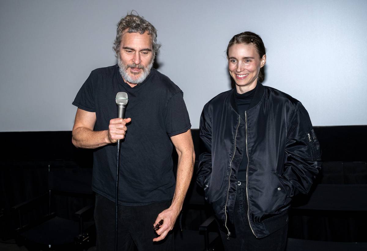 Rooney Mara i Joaquin Phoenix wystąpili razem w trzech filmach. Na planie pierwszego zostali przyjaciółmi, podczas kręcenia drugiego byli parą, po premierze trzeciego on poprosił ją o rękę. (Fot. Getty Images)