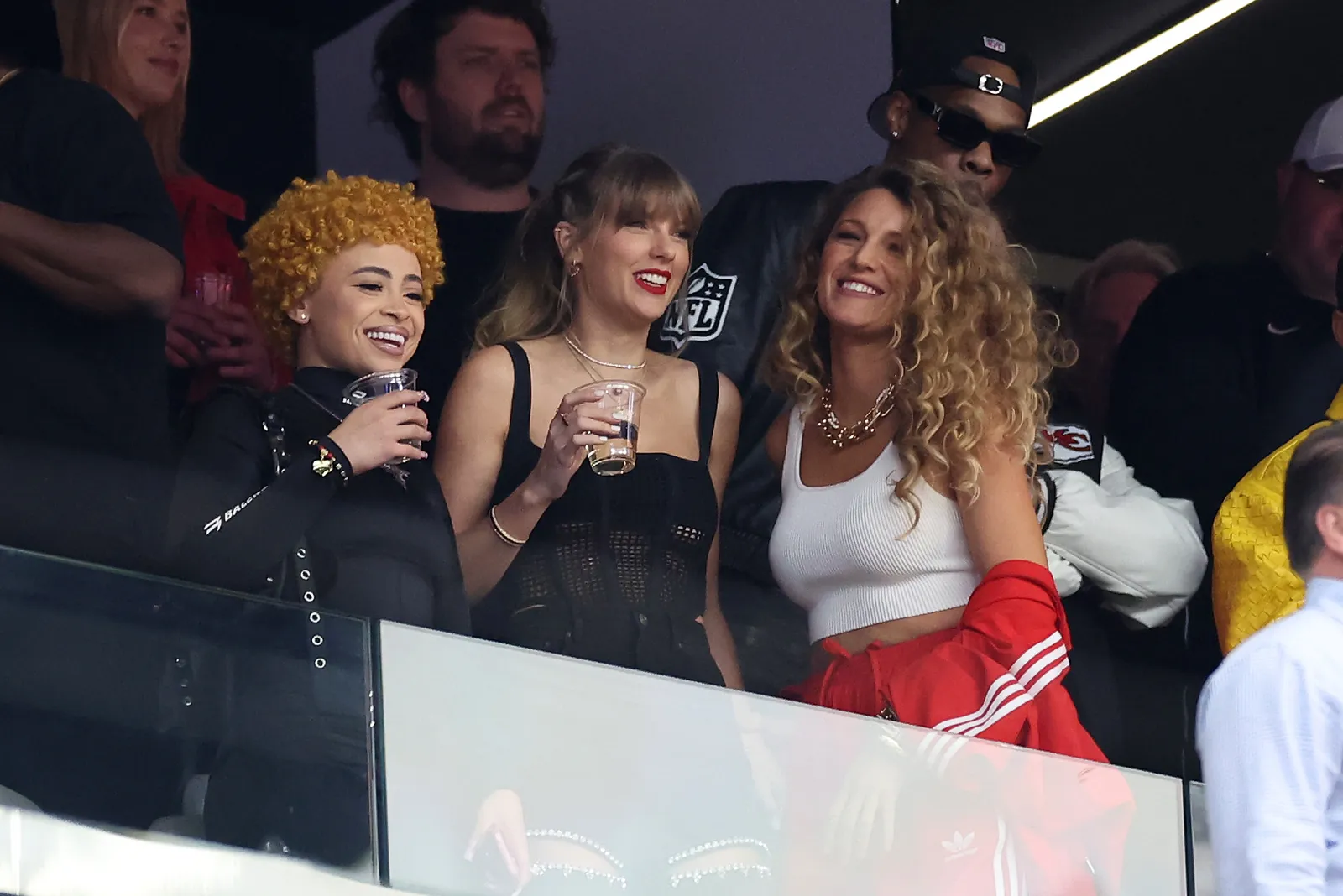 Blake Lively z bujnymi lokami w towarzystwie Taylor Swift na Super Bowl (Fot. Getty Images)