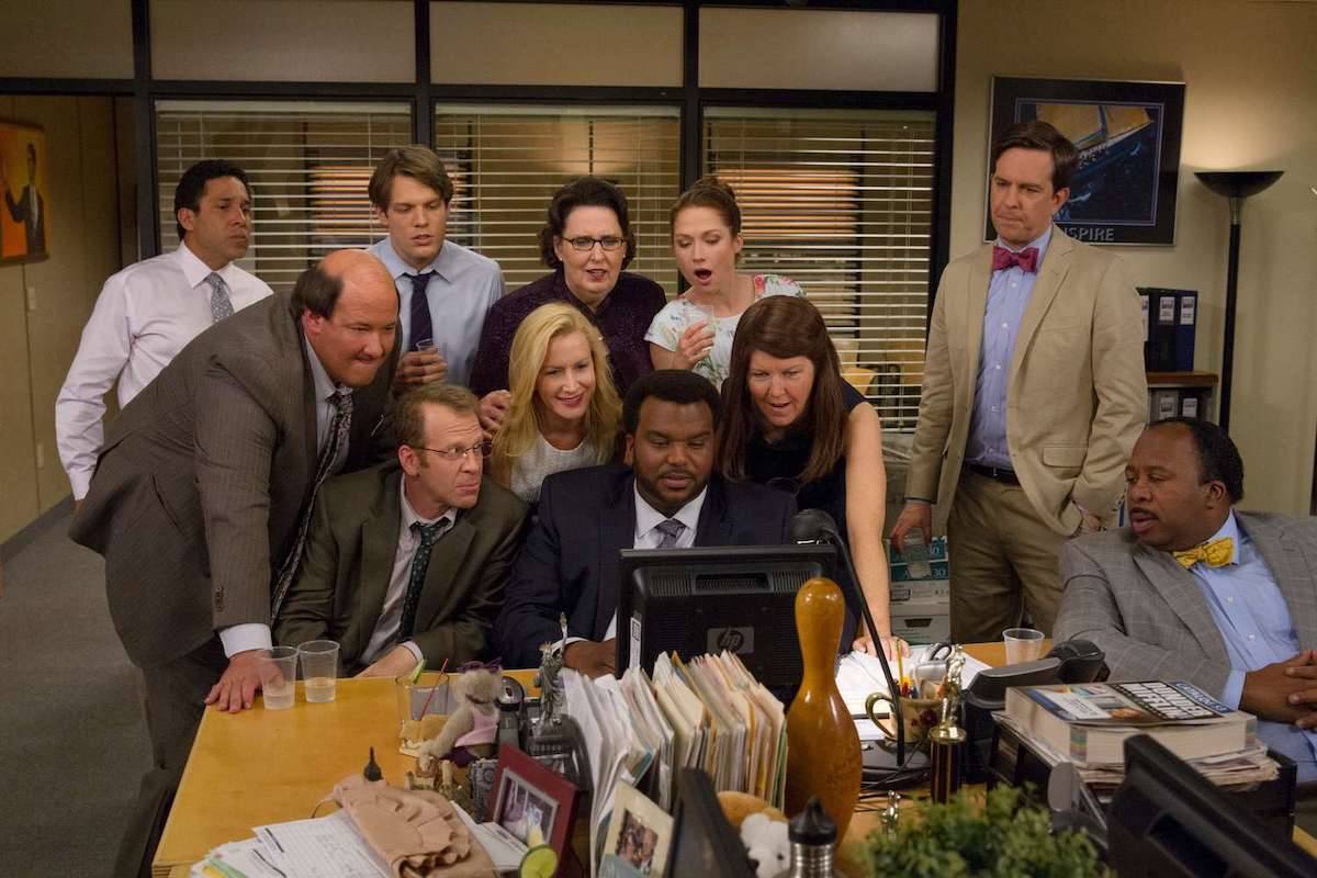 W obsadzie aktorskiej amerykańskiego The Office znaleźli się m.in. Steve Carell, John Krasinski, Jenna Fischer, Rainn Wilson, Ed Helms, Mindy Kaling. Najlepsze odcinki kultowej serii mają wszystko, co potrzeba – humor korporacyjny, zabawne historie i ukochane postacie zmagające się z codziennymi wyzwaniami. „The Office” możecie oglądać na Netflixie. Który odcinek serialu obejrzycie w pierwszej kolejności? (Fot. materiały prasowe)