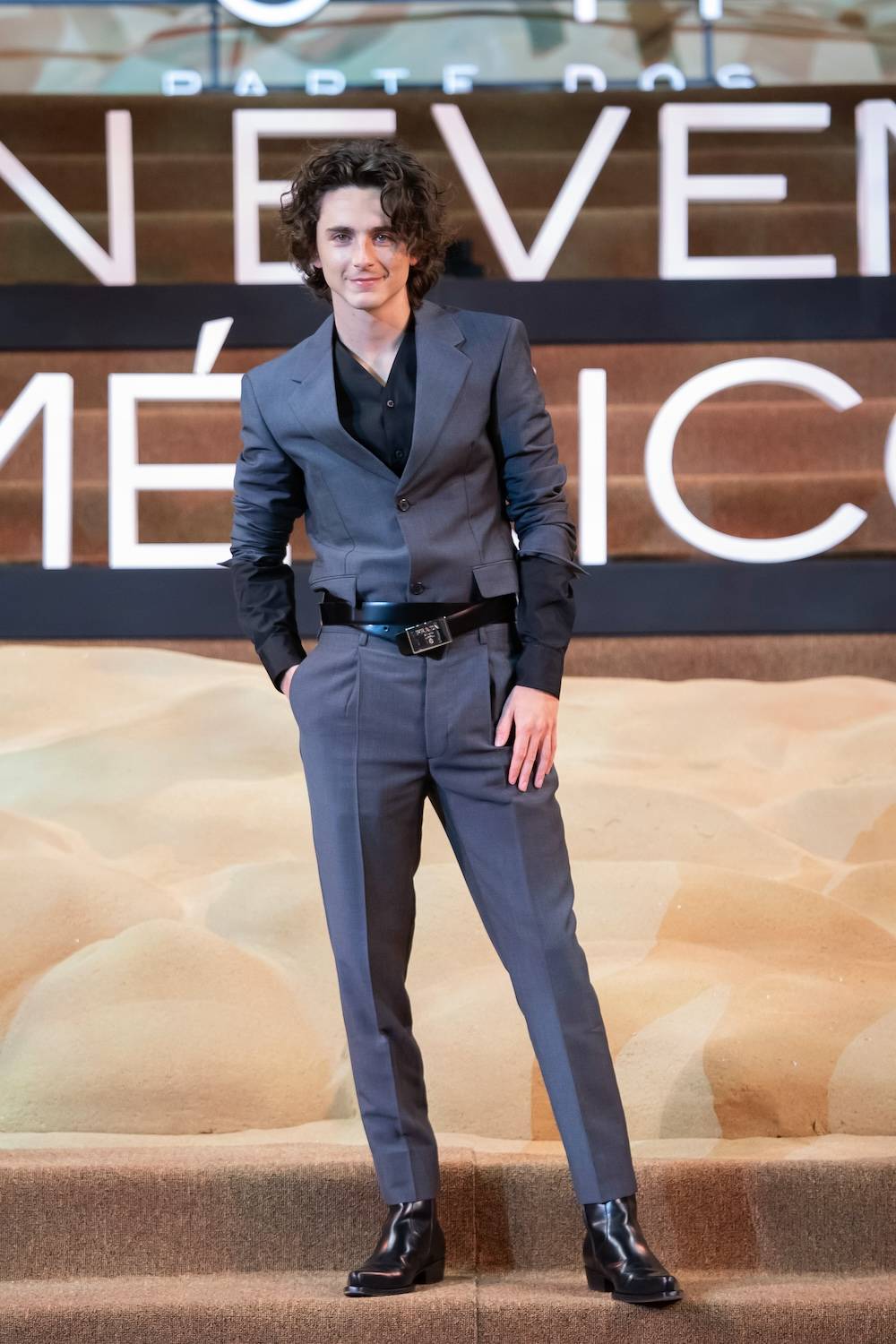 Timothée Chalamet w garniturze Prady na premierze kontynuacji filmu „Diuna”. Światowa data premiery filmu to 1 marca. (Fot. Getty Images)